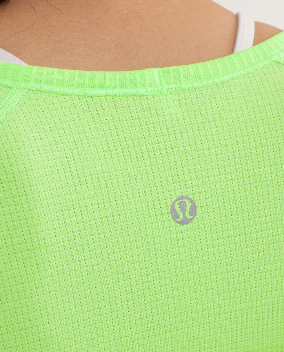 RUN:Swiftly Tech V Neck*Bold