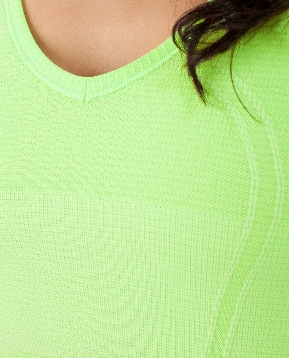 RUN:Swiftly Tech V Neck*Bold