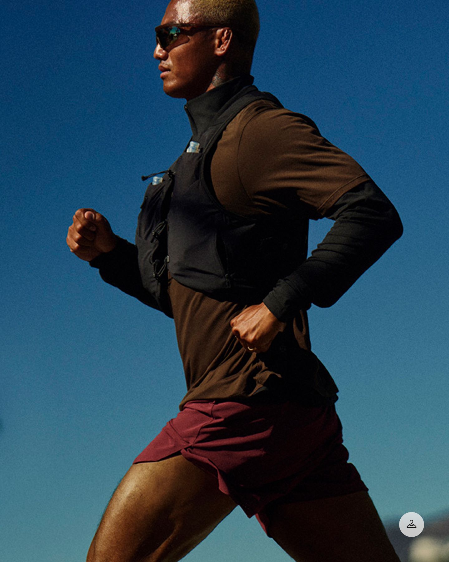 Läufer in lululemon Gear beim Joggen bei klarem Himmel.