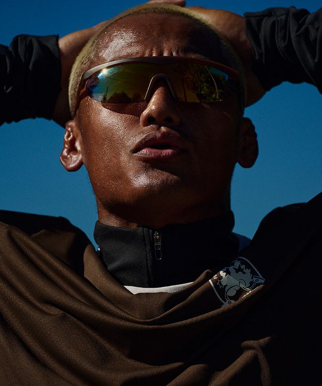 Porträt eines Sportlers in lululemon Lauf-Gear und mit Performance-Sonnenbrille.