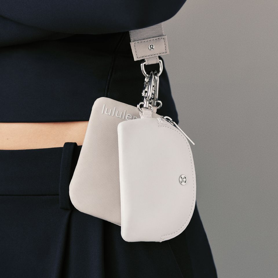 Nahaufnahme des Armbands mit Doppelbeutel.