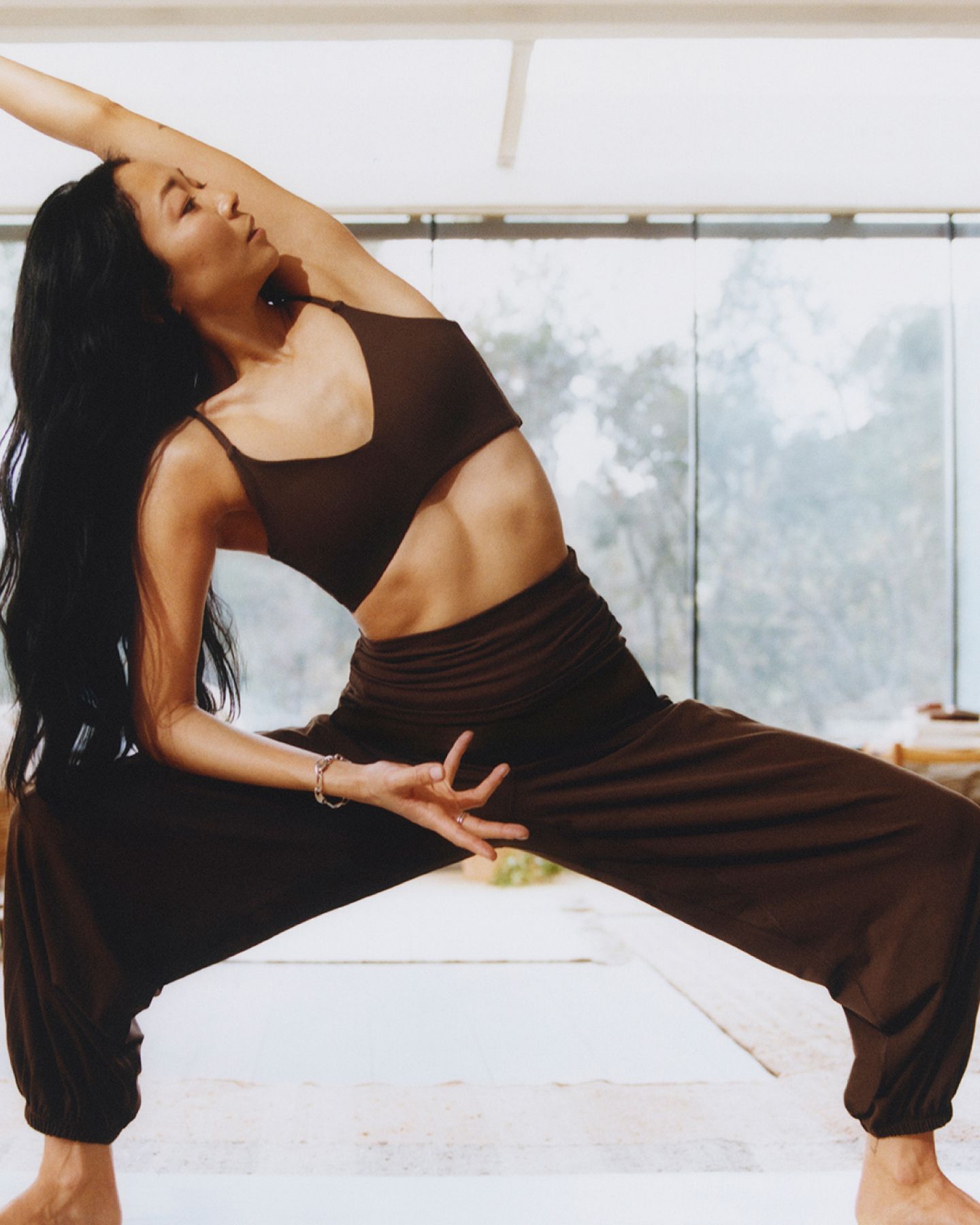 Eine Person beim Yoga, die die lululemon Align Jogger im Relaxed Fit mit Foldover-Bund und das Nulu Yoga-Tanktop in Crop-Länge mit Mesh-Overlay trägt, beides in der Farbe Walnut Crunch.