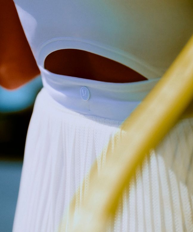 Eine Nahaufnahme des Ace Advantage Tenniskleids mit Cut-out.