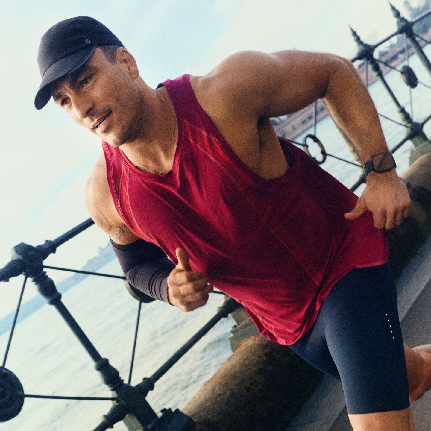 Ben Seymour, lululemon Ambassador, im roten Fast and Free-Singlet mit Luftzirkulation und kurzen Fast and Free-Tights mit einer Innenbeinlänge von 20 cm in Dunkelblau.