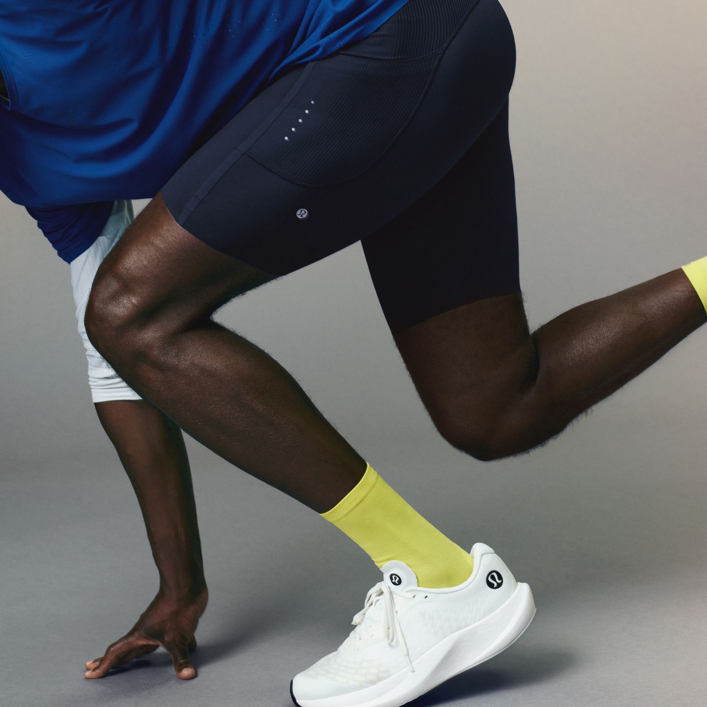 Eine Person trägt das Fast and Free-Kurzarmshirt in einem Blauton und die kurzen Fast and Free-Tights mit einer Innenbeinlänge von 20 cm in einem Blauton.