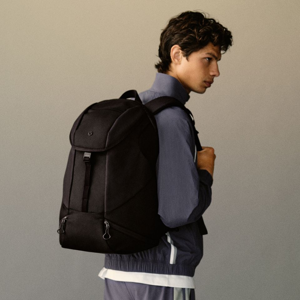 Eine Person mit einem Rucksack von lululemon.