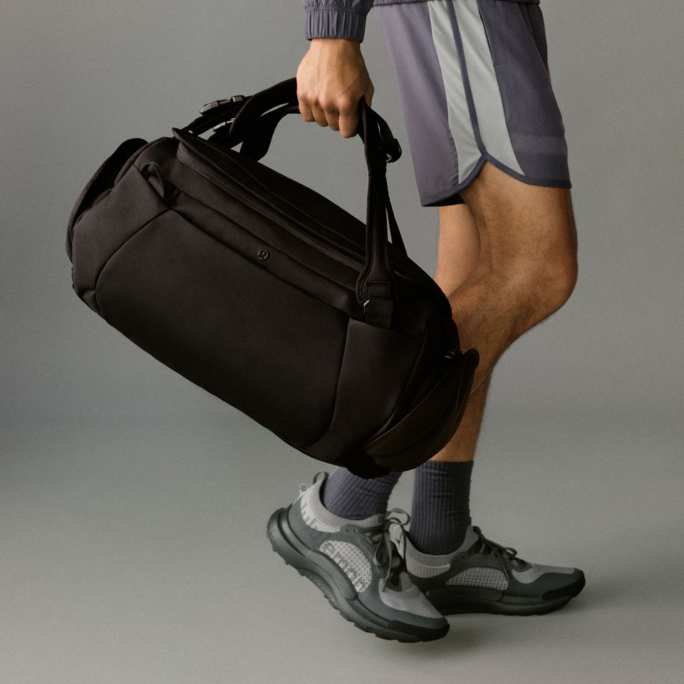 Eine Person mit einer Duffel-Bag von lululemon.