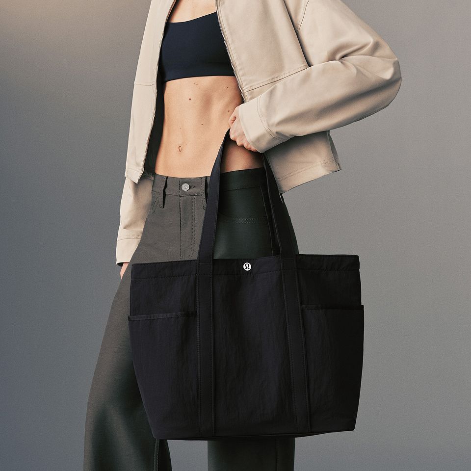 Eine Person mit einer Tote-Bag von lululemon.
