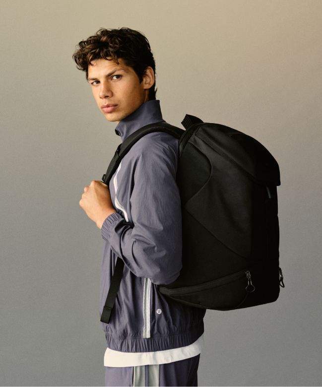 Eine Person mit dem Daily Dispatch-Rucksack in Schwarz.