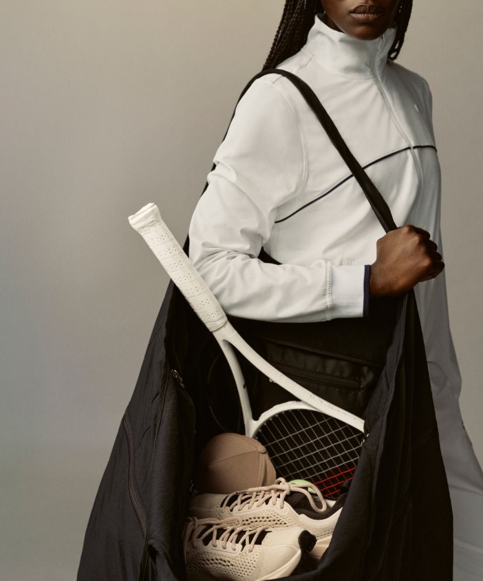 Eine Person mit der Big-Ass-Tasche in Schwarz.