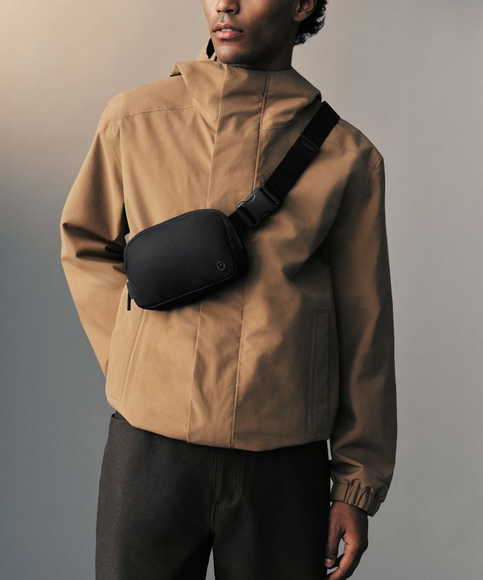 Eine Person mit der Everywhere-Gürteltasche in Schwarz.