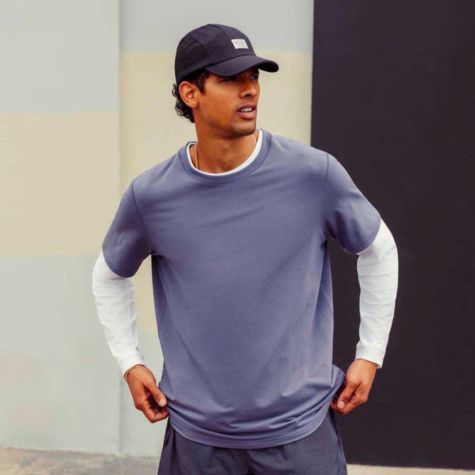 Zeroed In-Langarmshirt in Weiß und Everyday-T-Shirt im Classic Fit aus einem Baumwollgemisch in einem Blaugrauton.