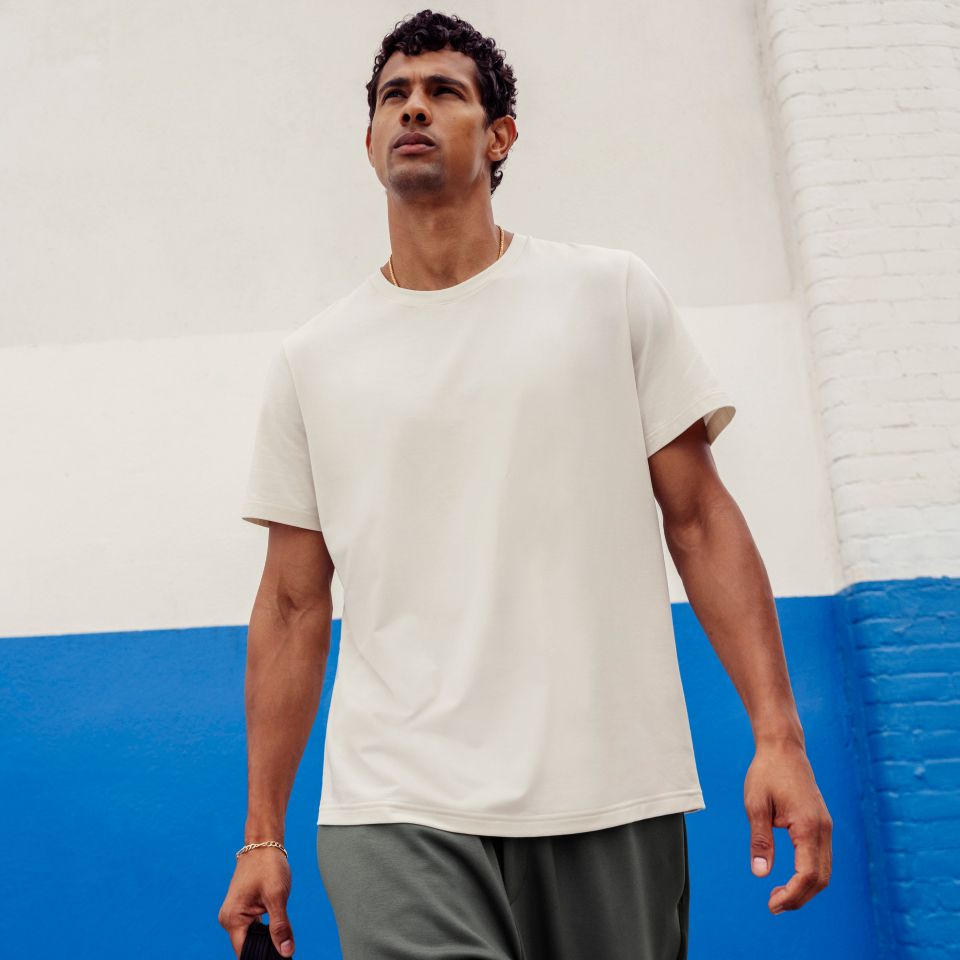 Everyday-T-Shirt im Classic Fit aus einem Baumwollgemisch in Beige.