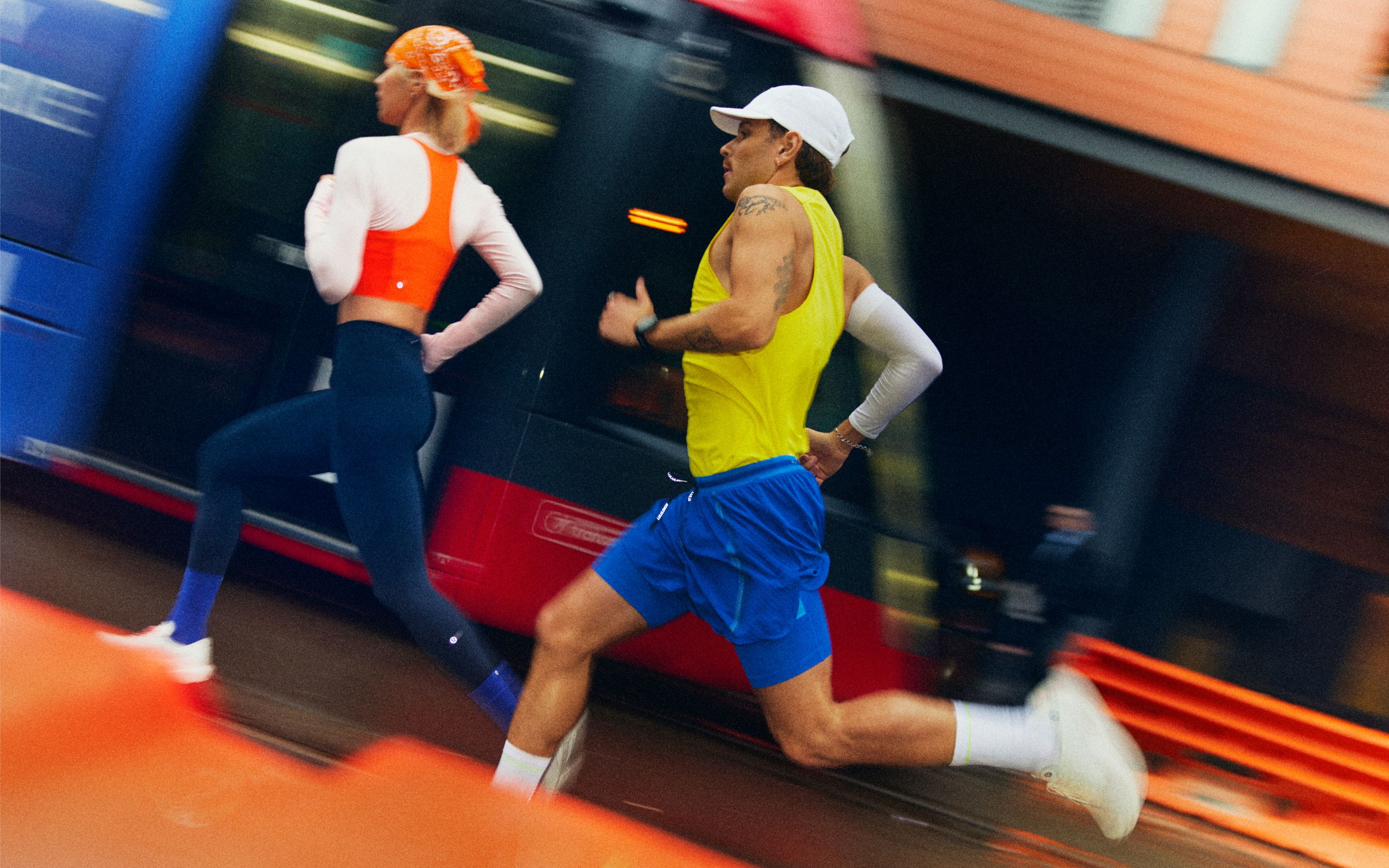 Eine Person trägt das Fast and Free-Singlet in einem Gelbton und die Fast and Free-Shorts mit Luftzirkulation und einer Innenbeinlänge von 15 cm in einem Blauton.