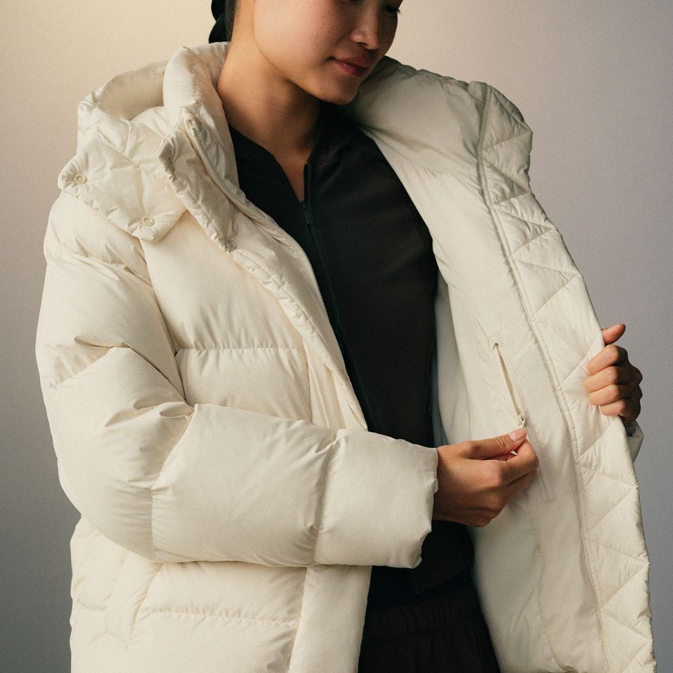 A person wearing the Wunder Puff™ Jacket in Light Ivory.