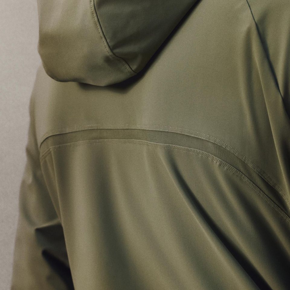 A person wearing a Pace Breaker Jacket in Sassy Sage.