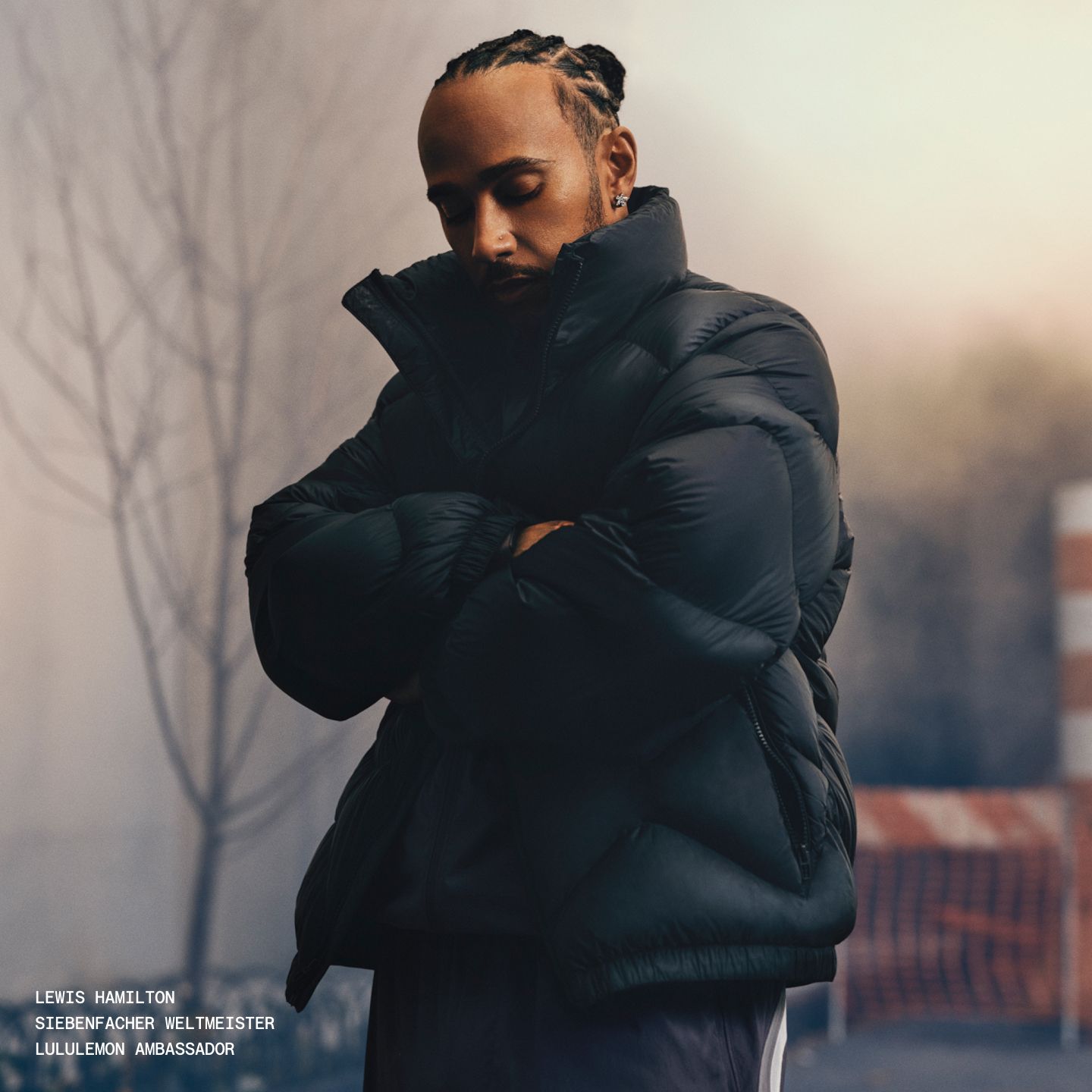 Lewis Hamilton, lululemon Ambassador, trägt die gesteppte Featherweight-Pufferjacke mit Kragen in Schwarz.