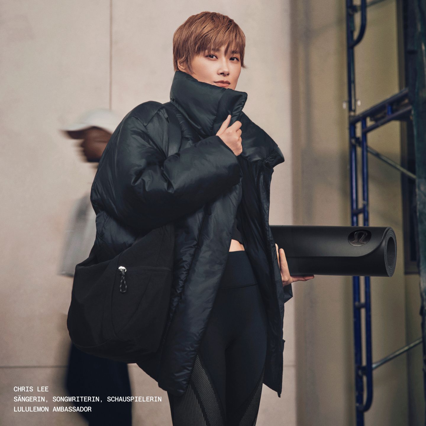 Chris Lee, lululemon Ambassador, trägt die gesteppte Featherweight-Crop-Pufferjacke in Schwarz.