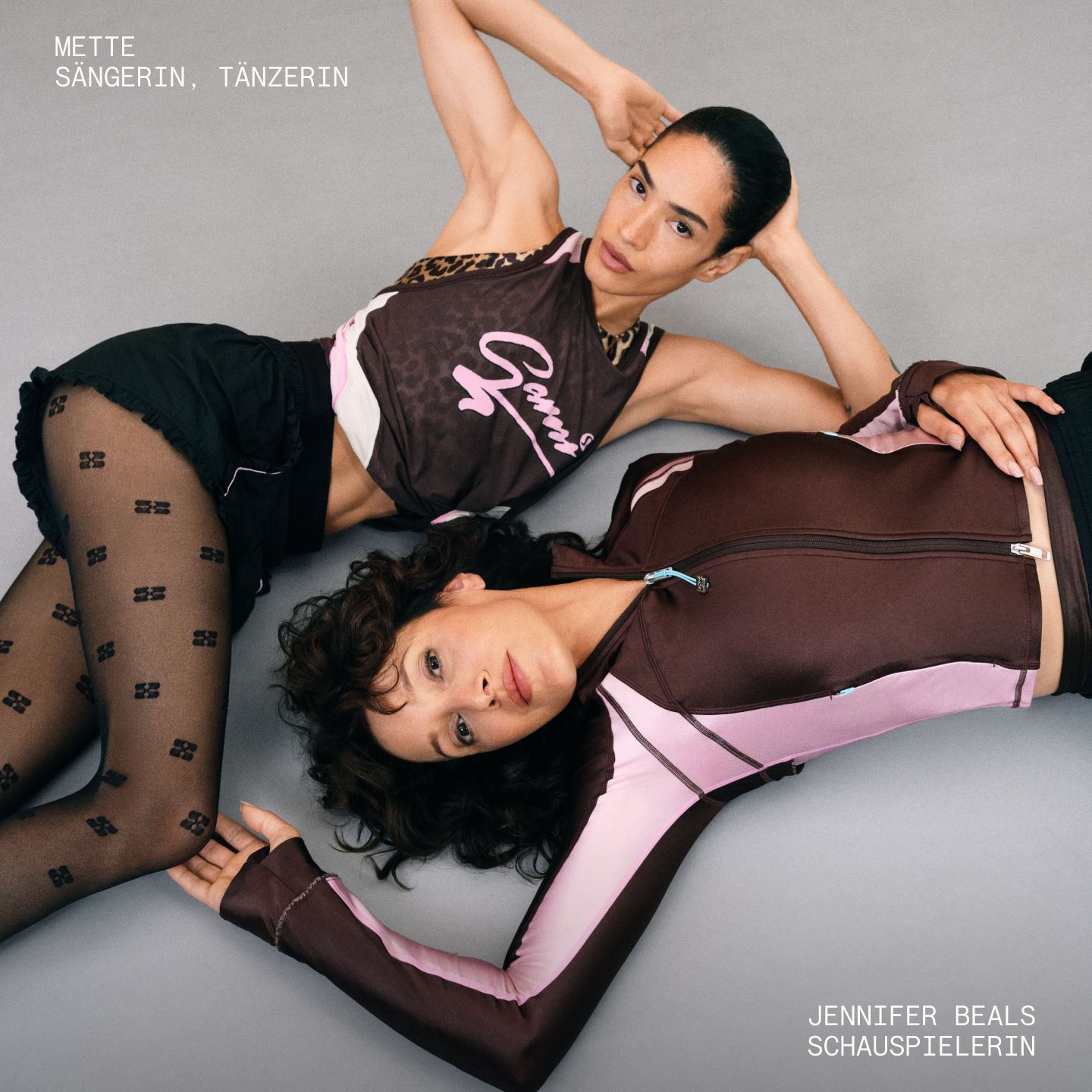 Zwei Personen posieren in einem Tanzstudio und tragen Styles aus der GANNI x lululemon Kollektion, darunter das Jacquard-Tanktop mit Mesh, die Shorts mit gerüschtem Besatz und die Define-Jacke mit gerüschtem Besatz.