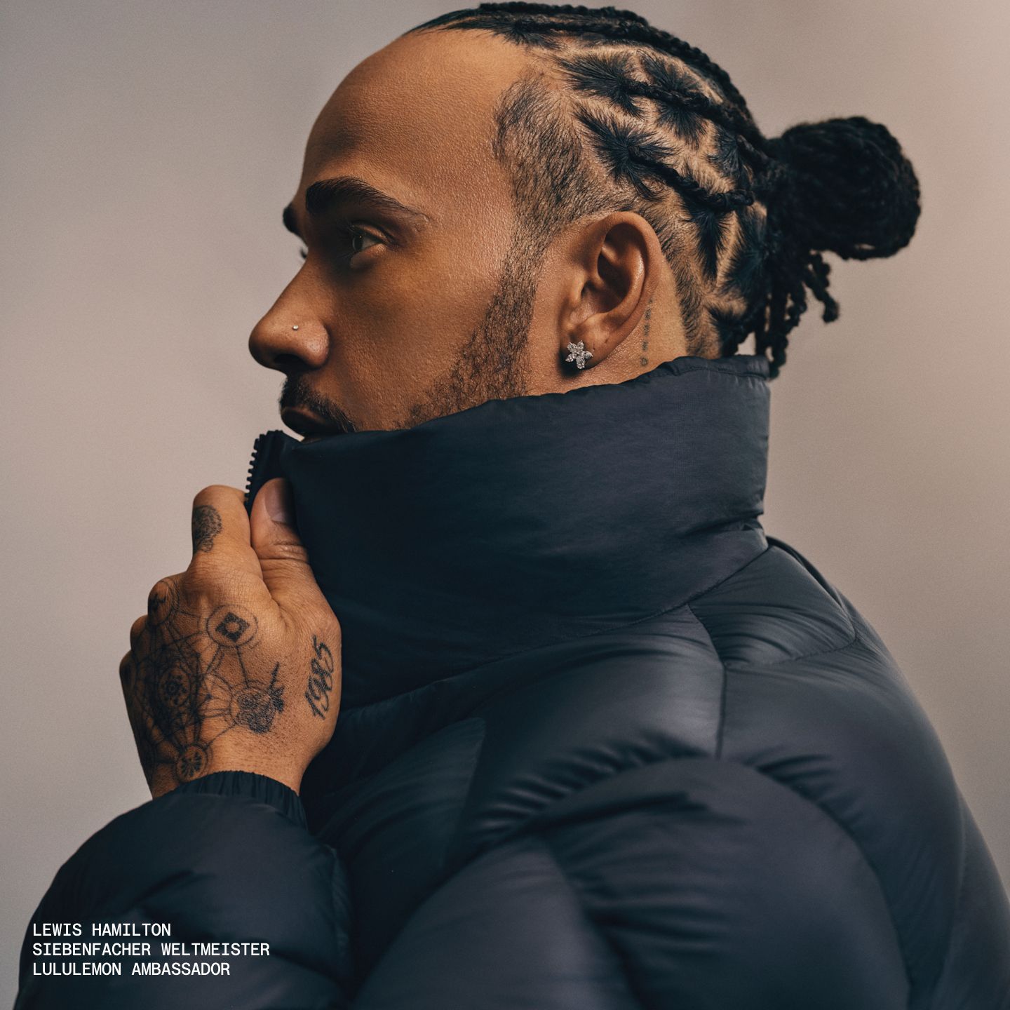 Lewis Hamilton, lululemon Ambassador, trägt die gesteppte Featherweight-Pufferjacke mit Kragen in Schwarz.