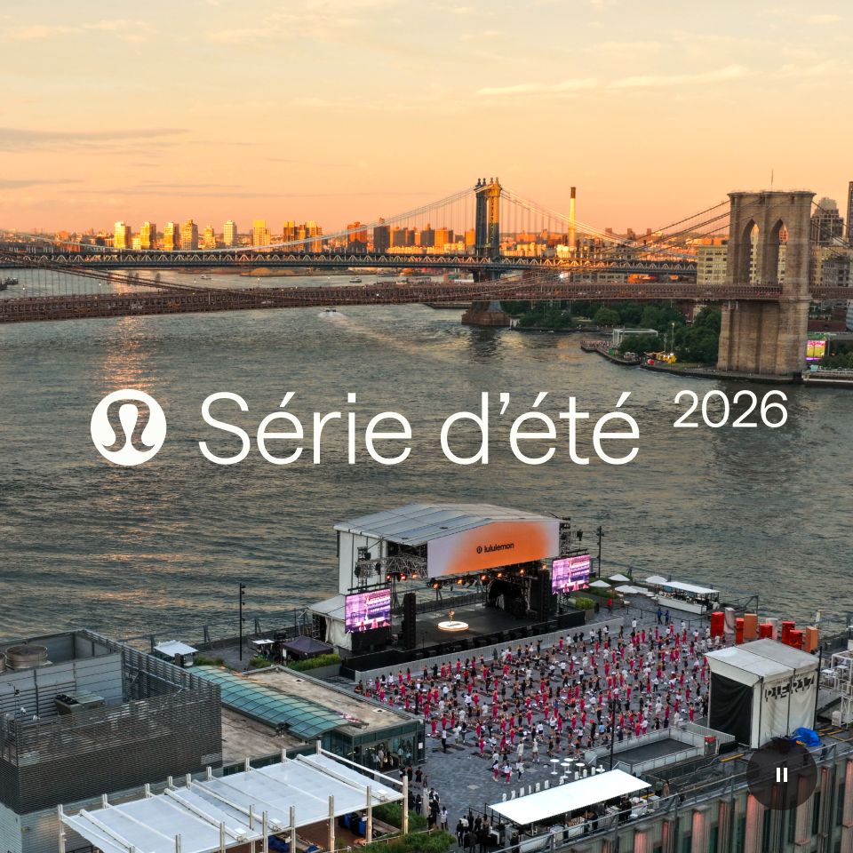 Un grand groupe participe à un cours de Pilates sur un toit au coucher du soleil avec le pont de Brooklyn et l’horizon de Manhattan en arrière-plan. Une superposition de texte indique : « Séries d'été 2026 lululemon » 1 Heart reaction.