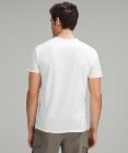 lululemon Fundamental T-Shirt mit V-Ausschnitt *Nur online erhältlich