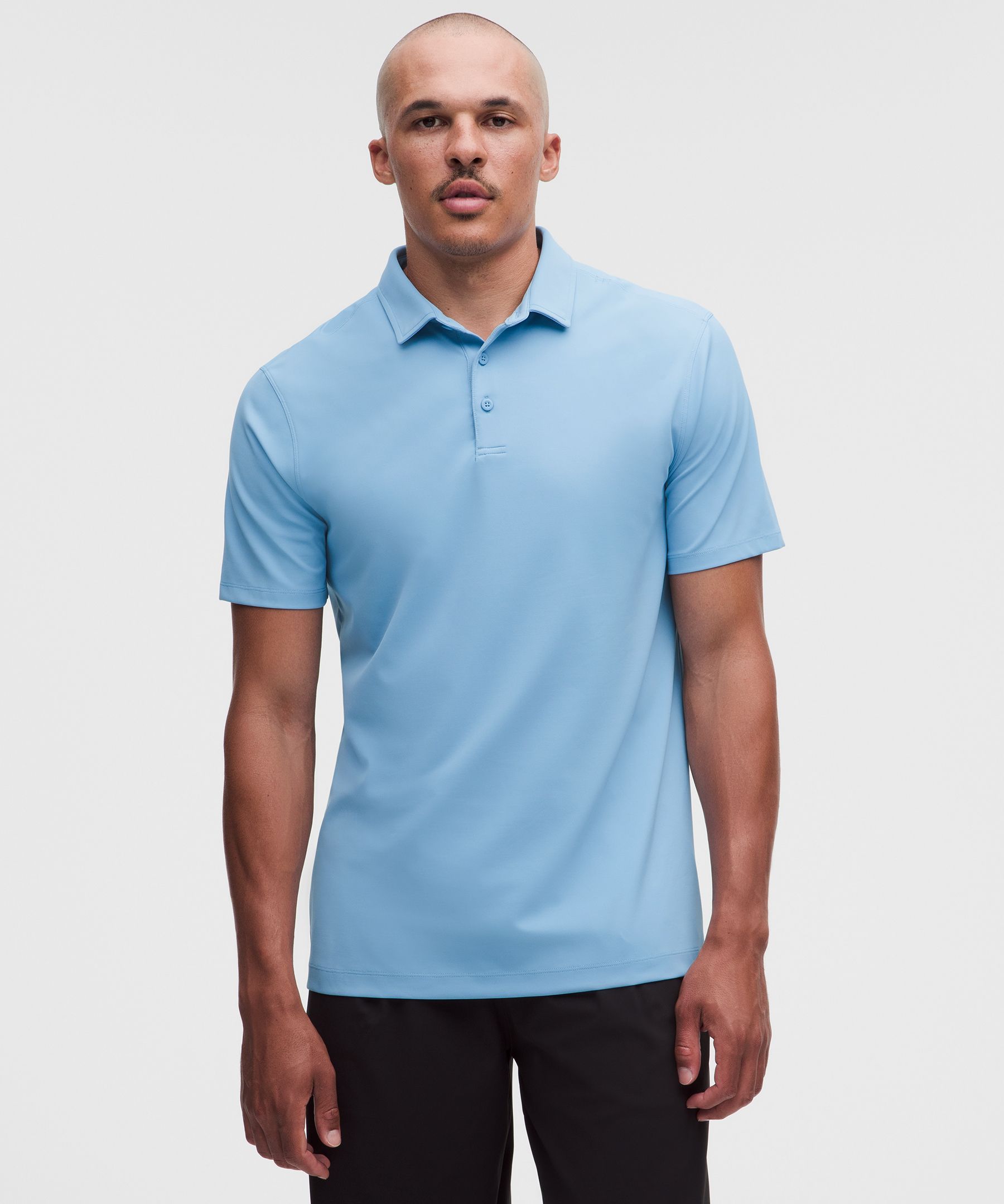 Polo ShowZero&trade; de corte slim para hombre