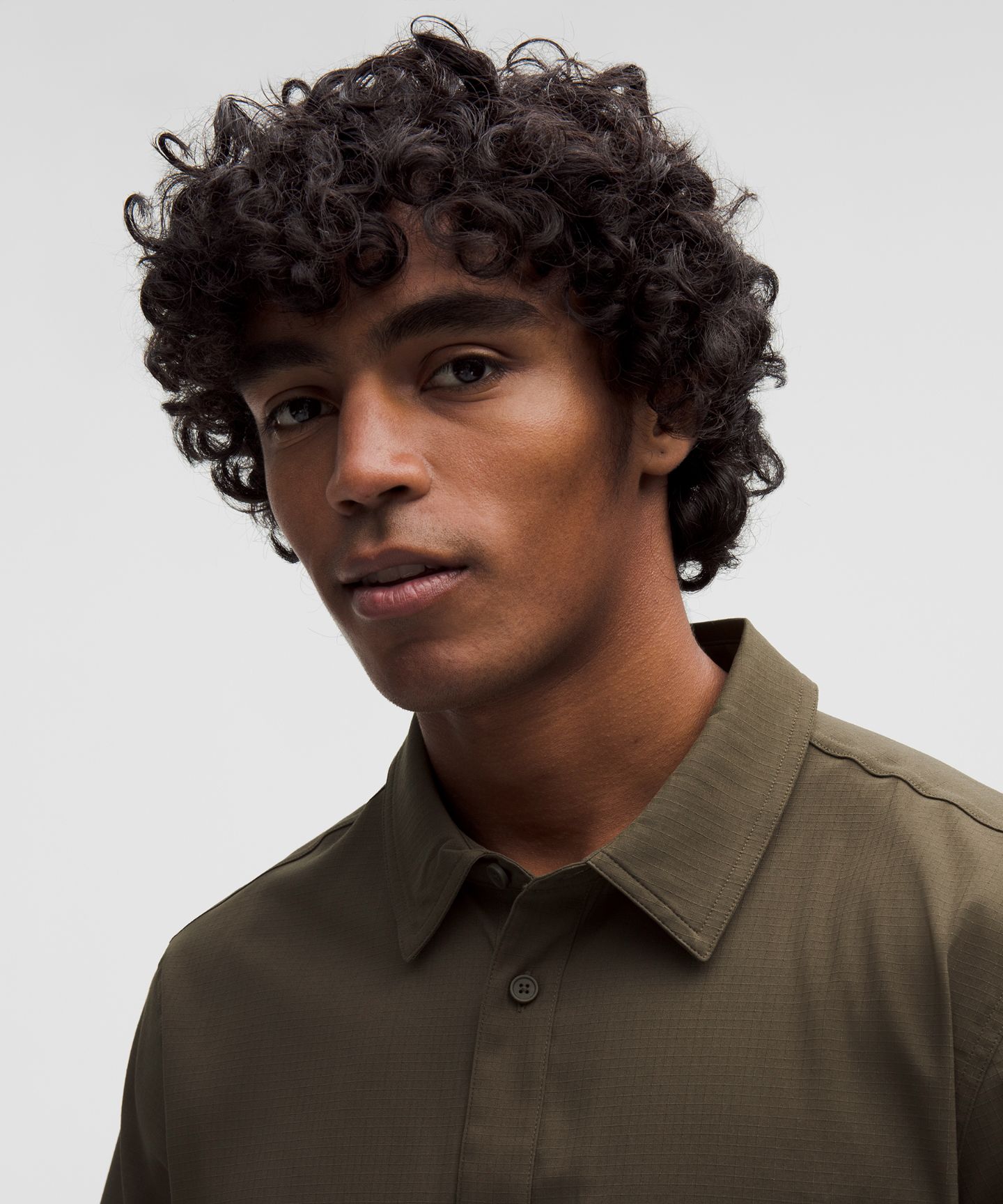 Мужская рубашка Lululemon Ripstop Classic-Fit Short-Sleeve Shirt, цвет: Оливковый коричневый — фото 4