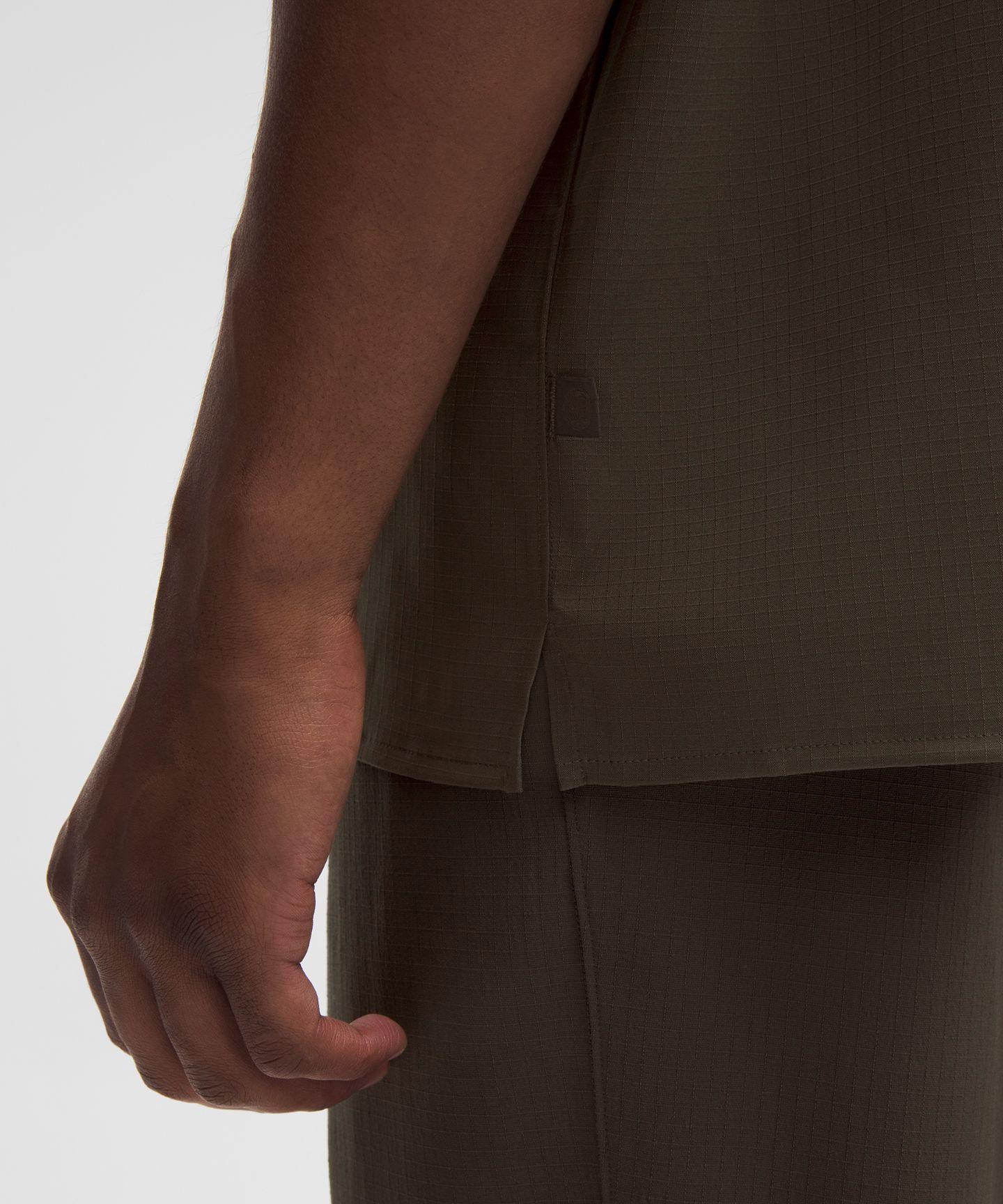 Мужская рубашка Lululemon Ripstop Classic-Fit Short-Sleeve Shirt, цвет: Оливковый коричневый — фото 5
