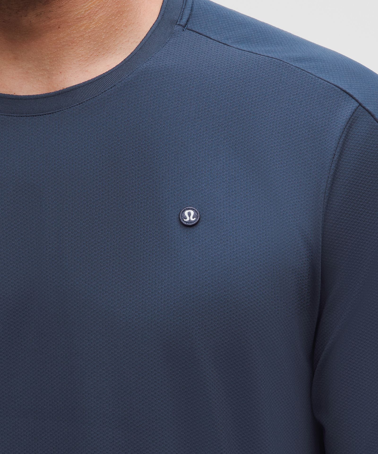 Мужская теннисная рубашка Lululemon UV-Protective с сетчатыми вставками — фото 5