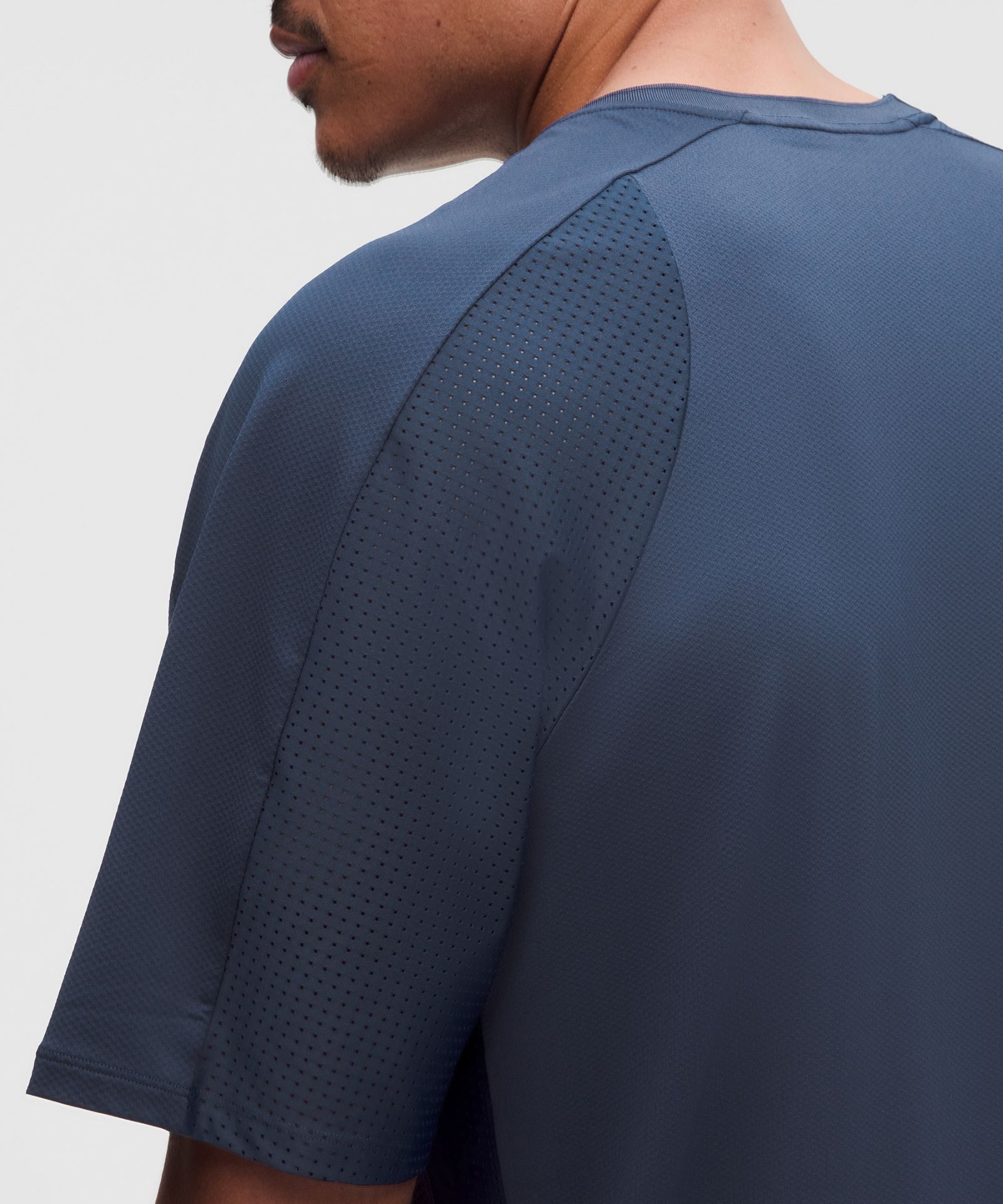 Мужская теннисная рубашка Lululemon UV-Protective с сетчатыми вставками — фото 7