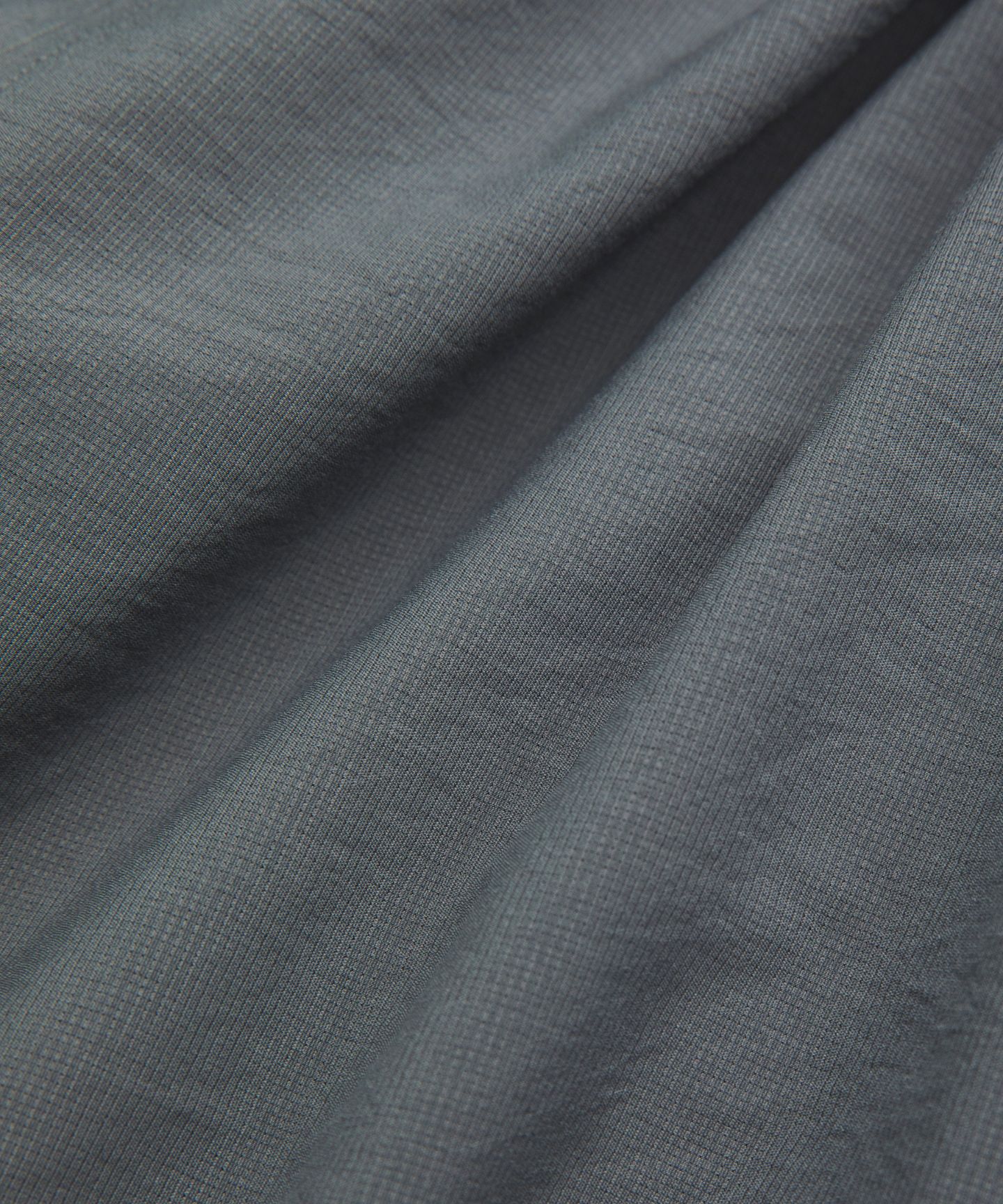 Мужская рубашка Lululemon Ultralight WovenAir Long-Sleeve Shirt, цвет: Оникс серый — фото 7
