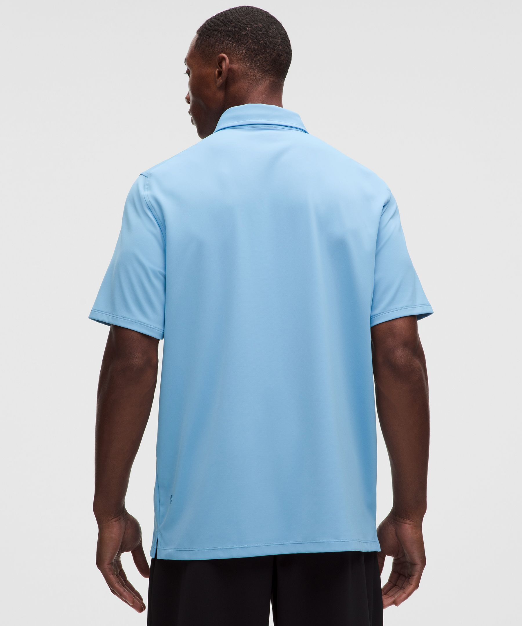 Polo ShowZero&trade; de corte cl&aacute;sico para hombre