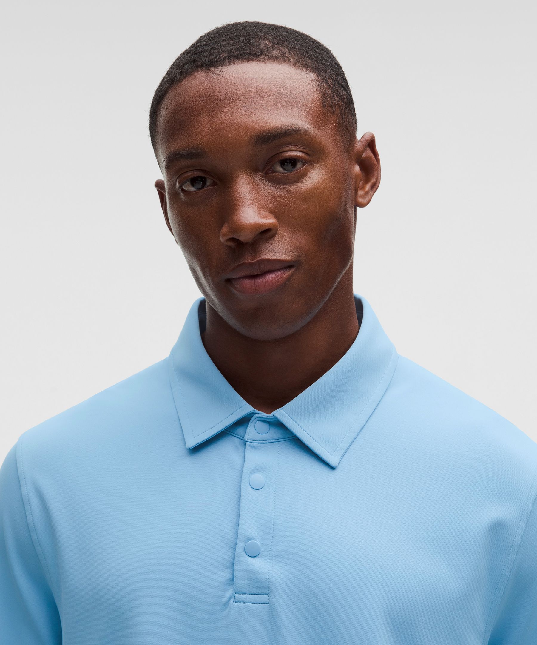 Polo ShowZero&trade; de corte cl&aacute;sico para hombre