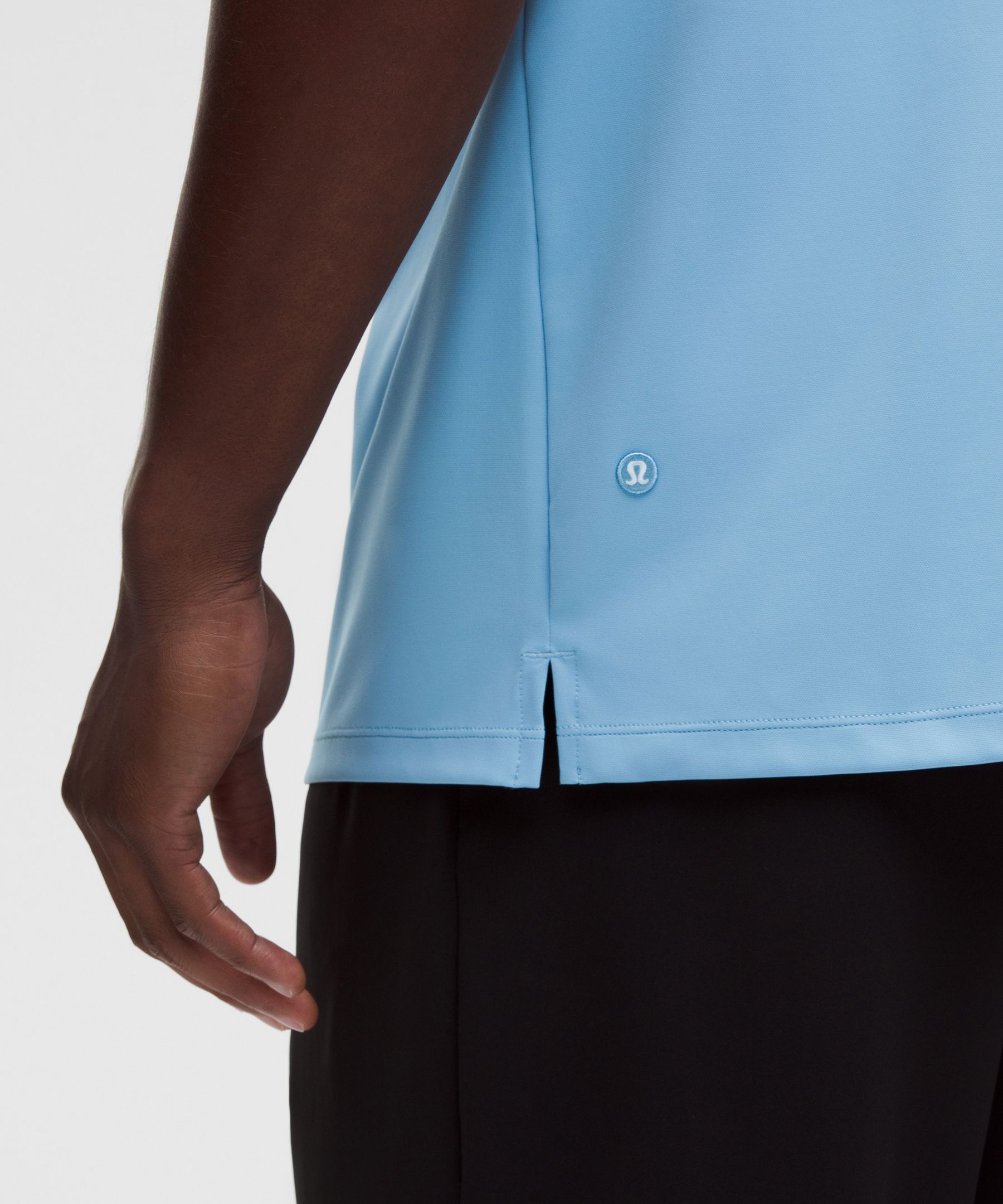 Polo ShowZero&trade; de corte cl&aacute;sico para hombre