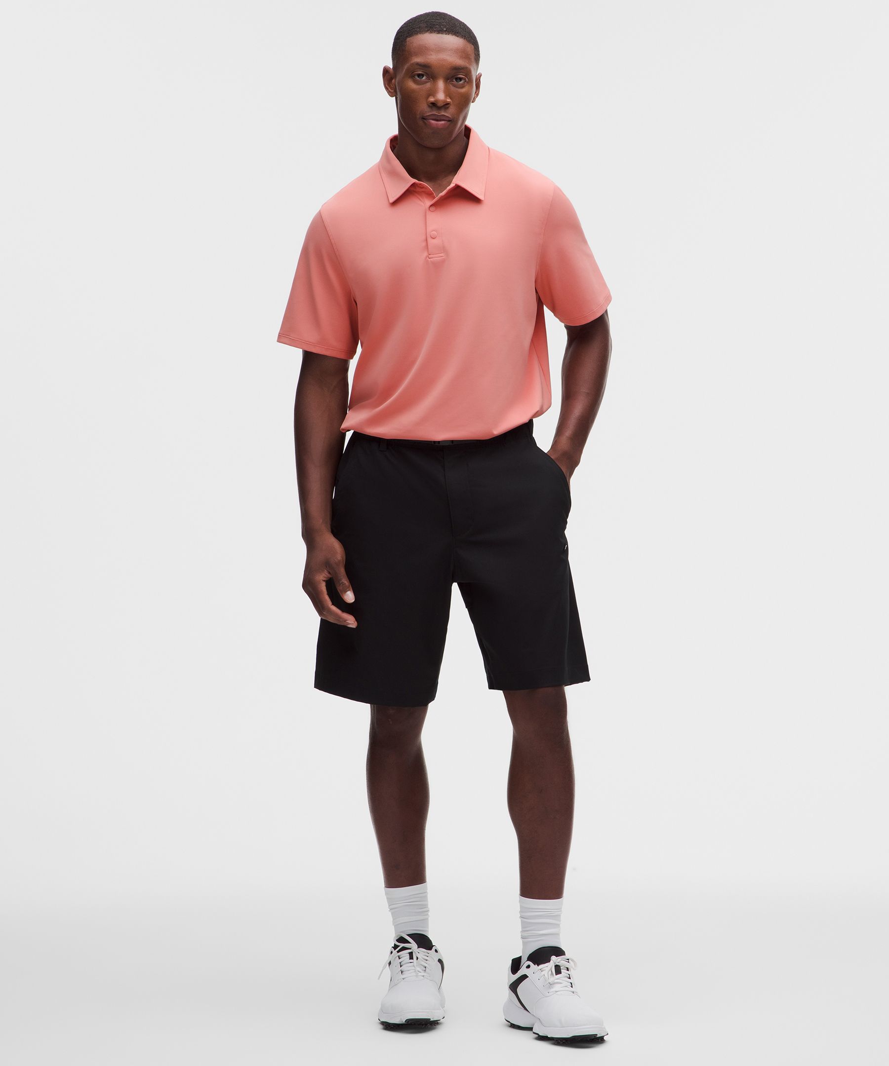 Polo ShowZero&trade; para hombre de ajuste cl&aacute;sico
