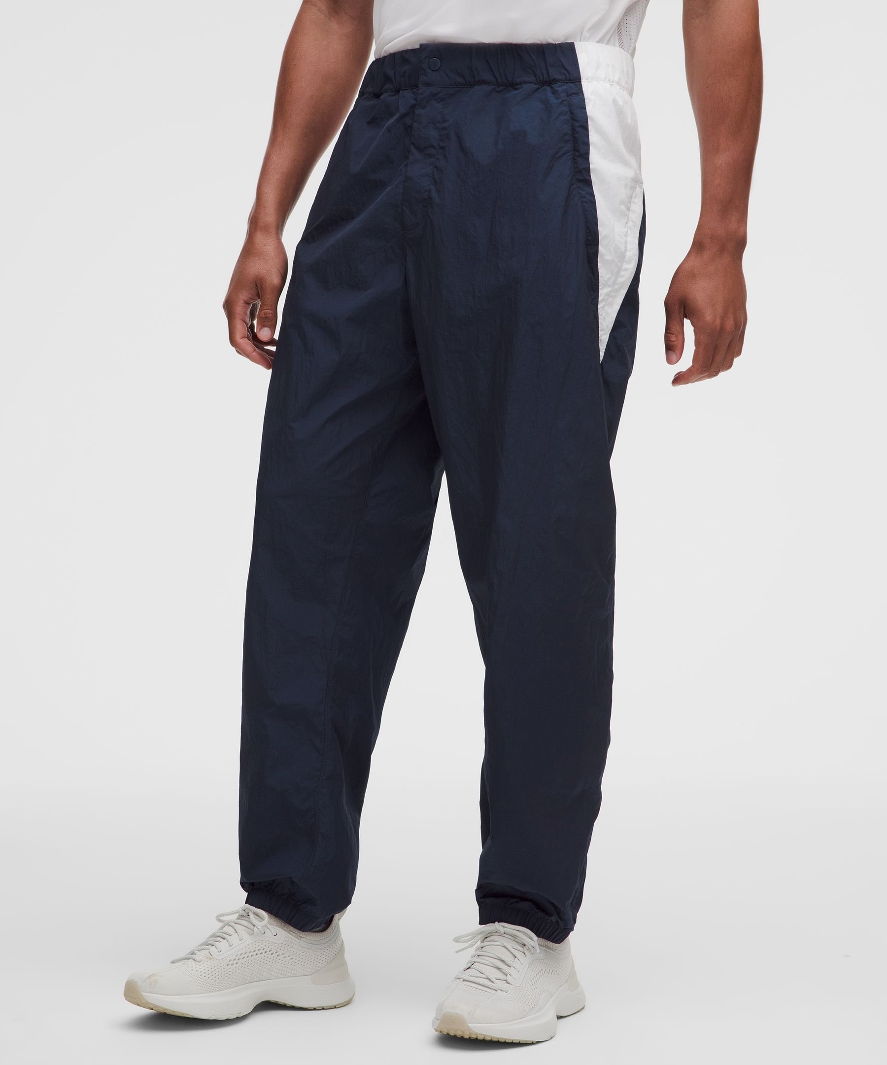 Pantal&oacute;n deportivo de nylon con ajuste relajado *Regular