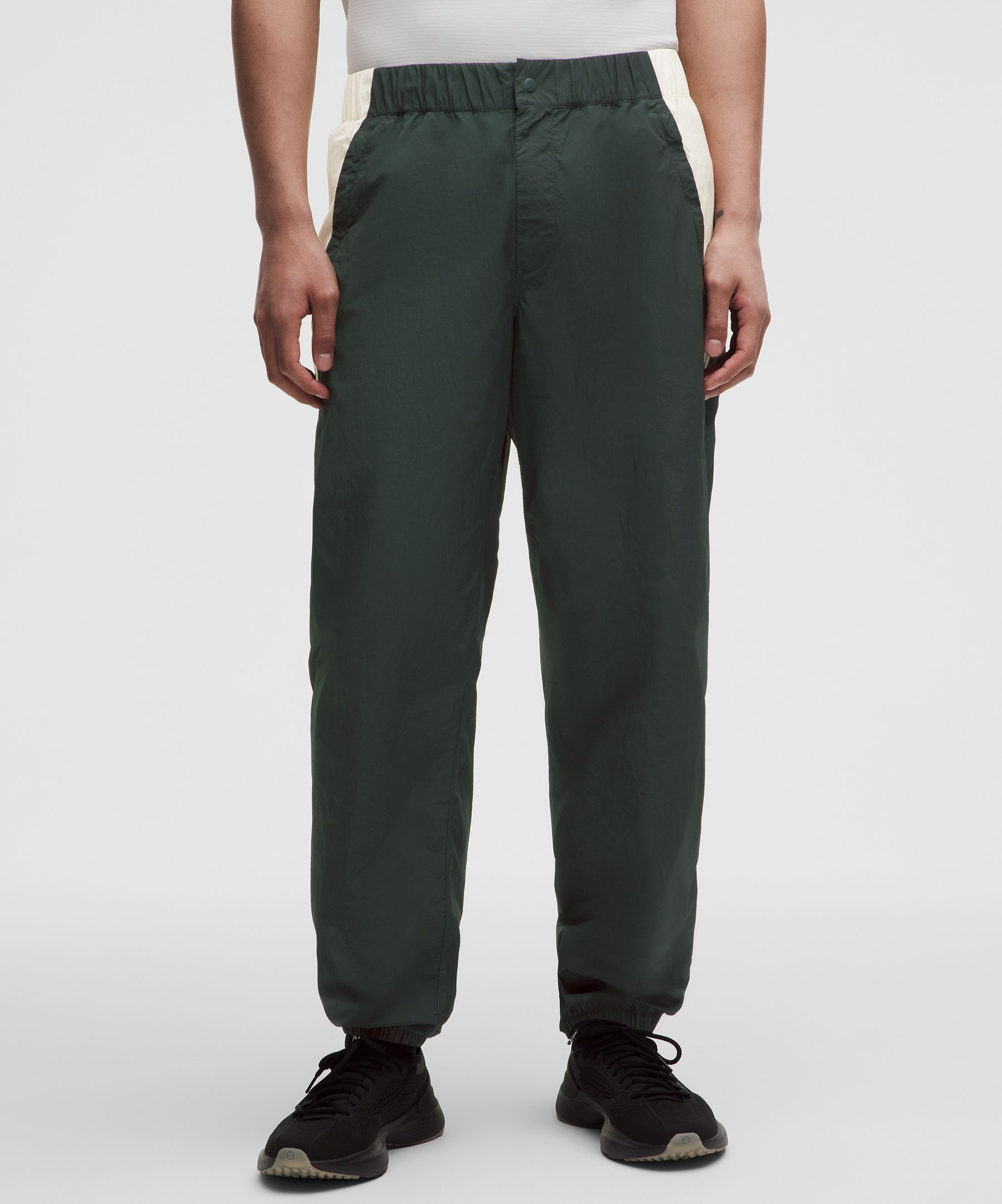 Pantalon de surv&ecirc;tement d&eacute;contract&eacute; en nylon *Standard