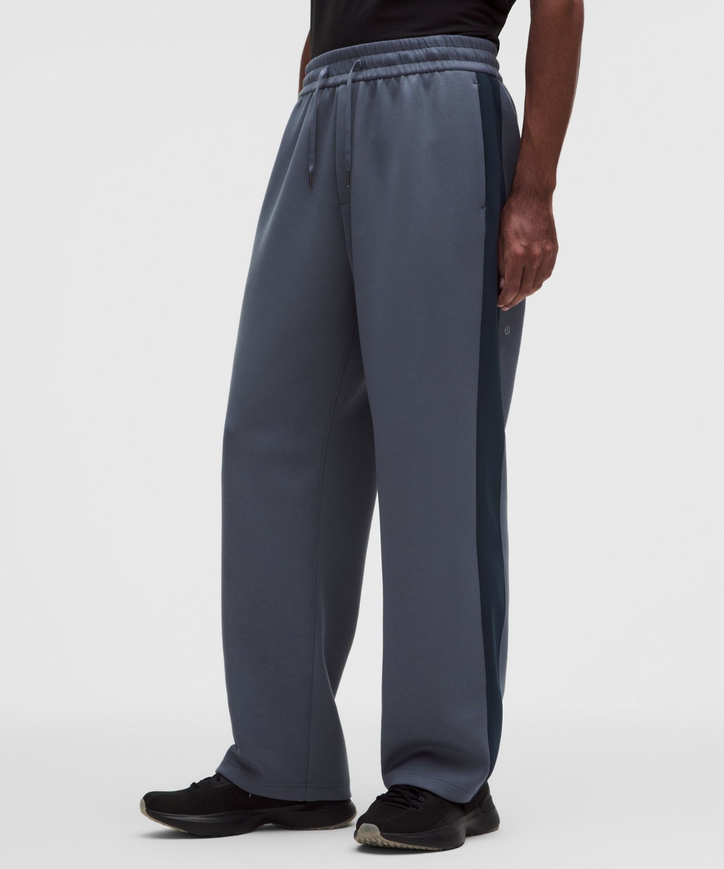Мужские брюки Lululemon Smooth Spacer Colourblock Pant *Regular, цвет: Бриллиантовый / Тёмно-синий — фото 2