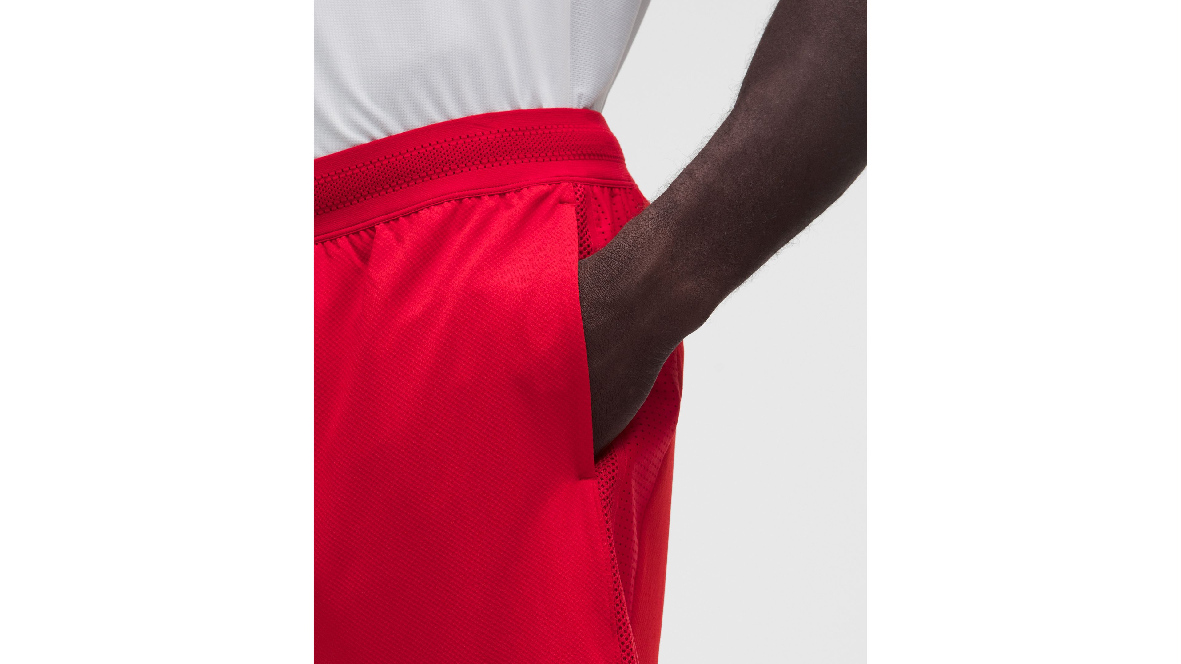 Mesh-Panelled Tennis Short 7"