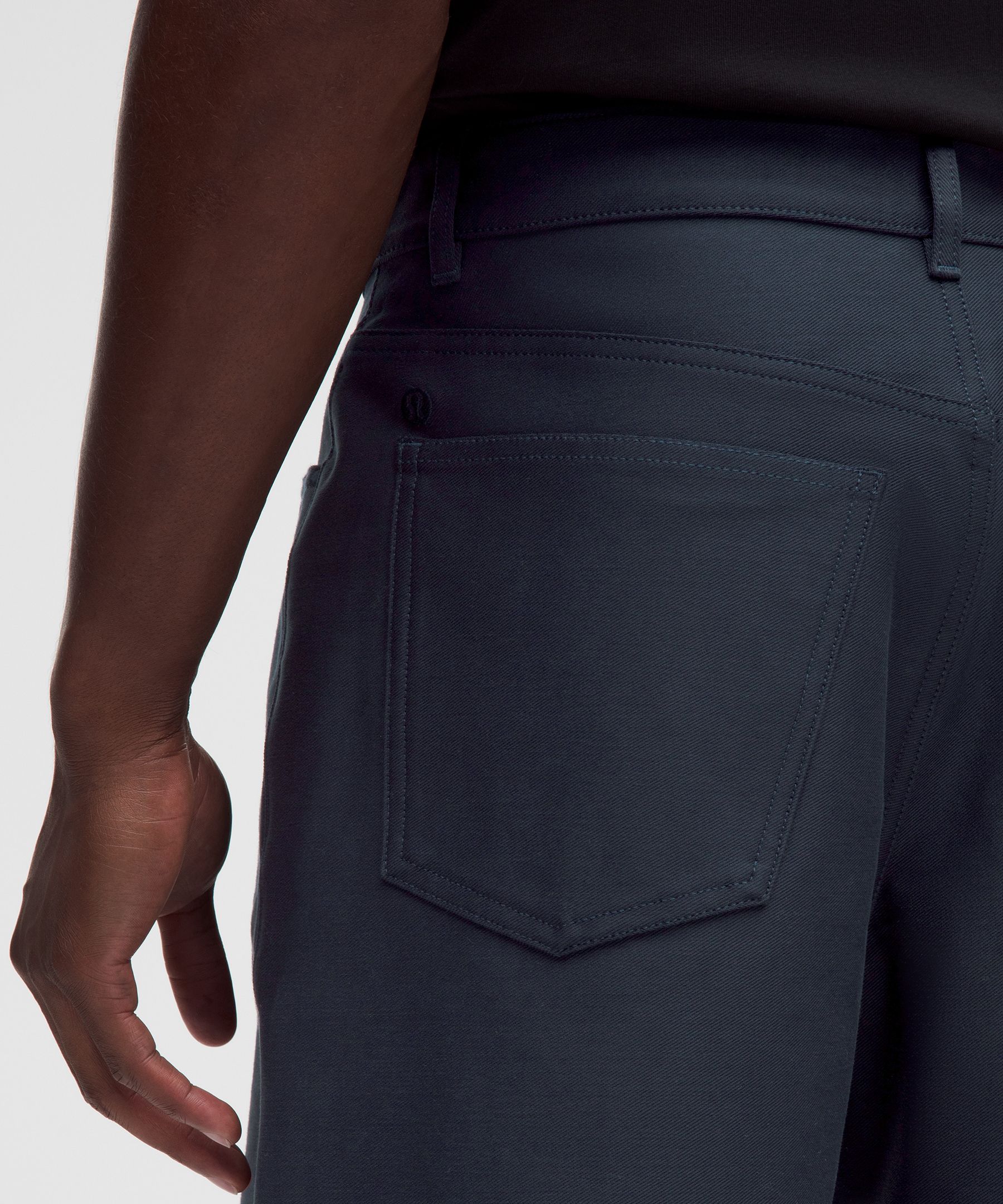 EasyFive Relaxed-Fit Short 7"
