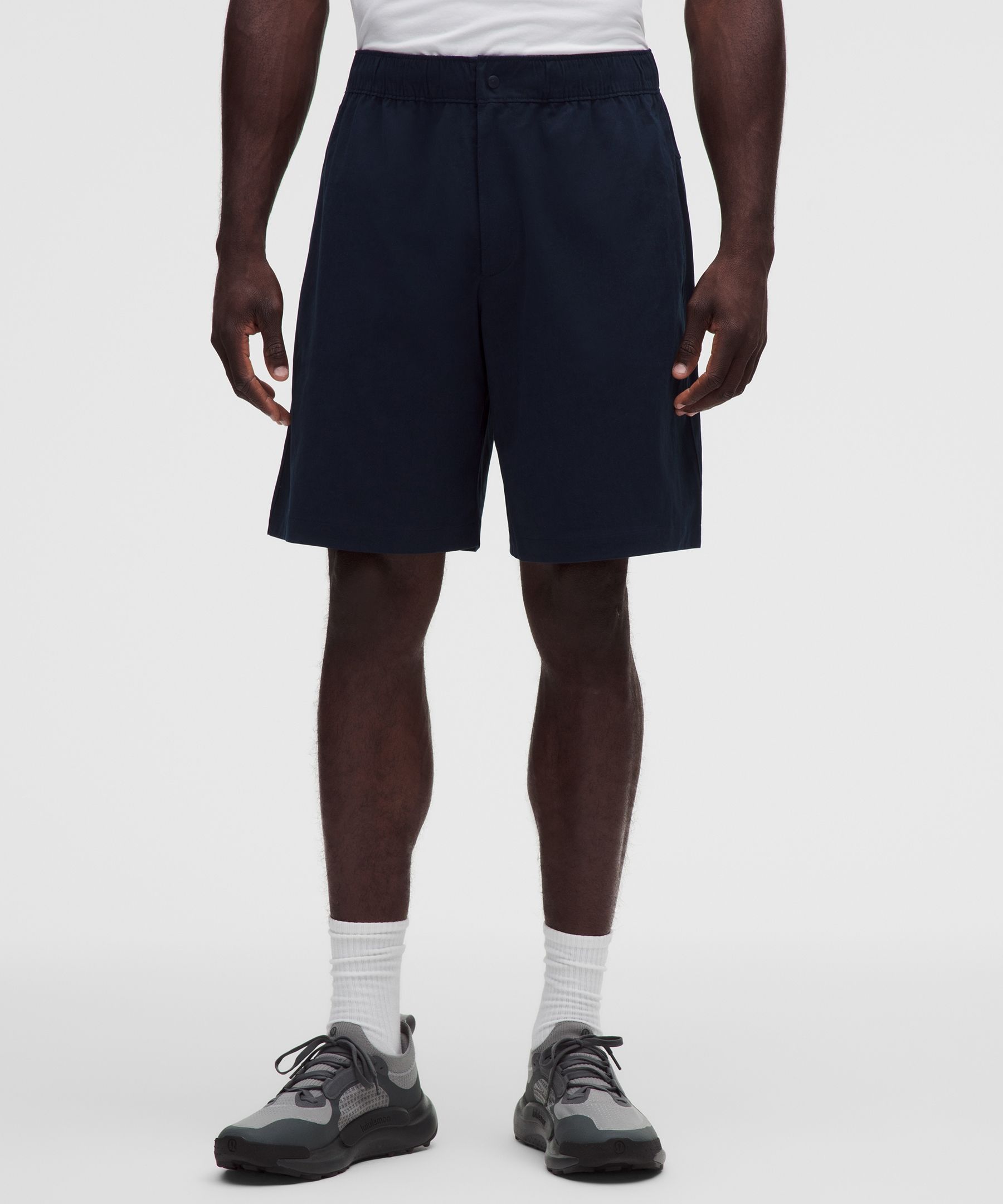 Shorts Unshaken tipo pull-on con ajuste relajado 9&rdquo;