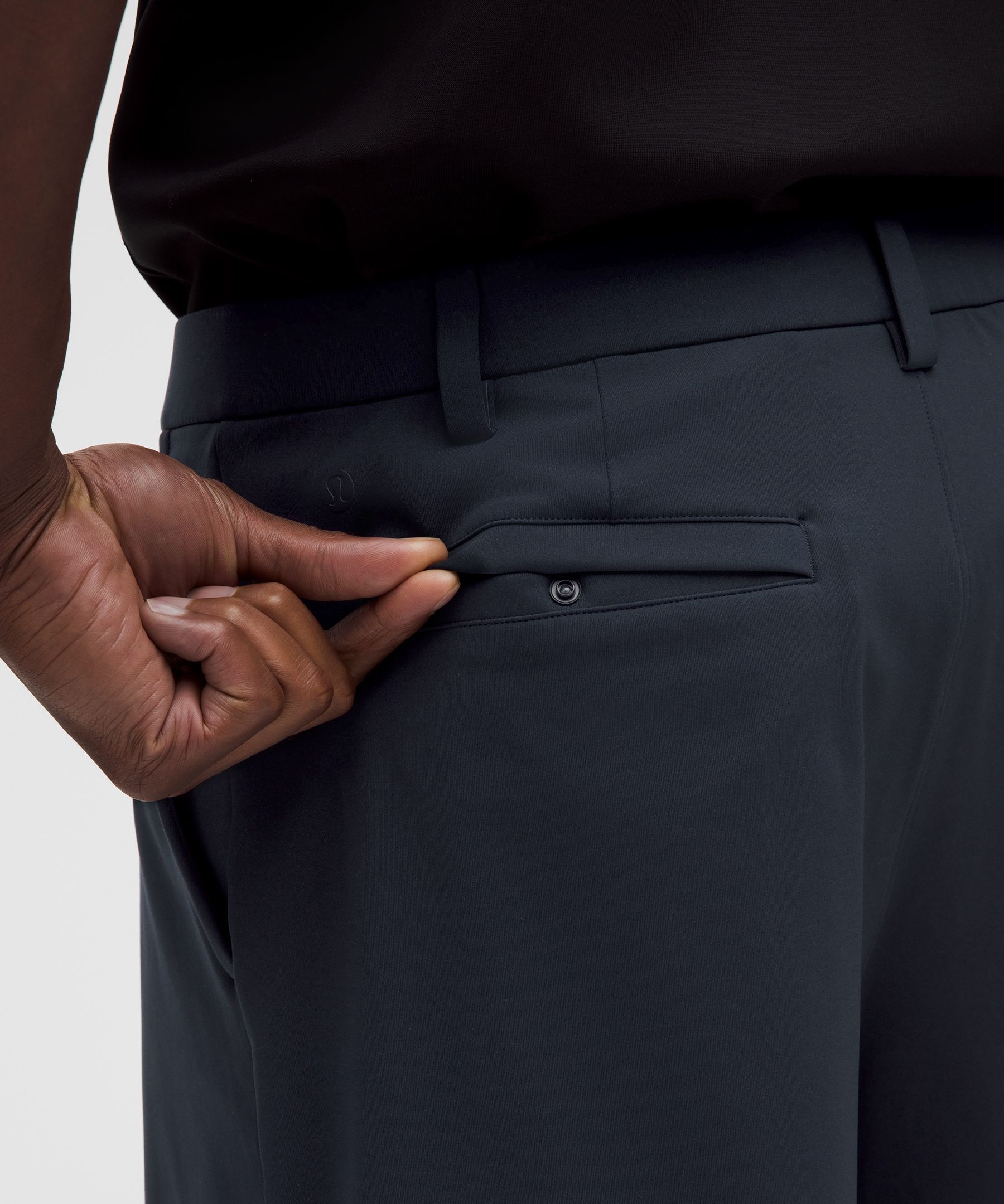 Men's Daydrift Relaxed-Fit Pleated Short 8"