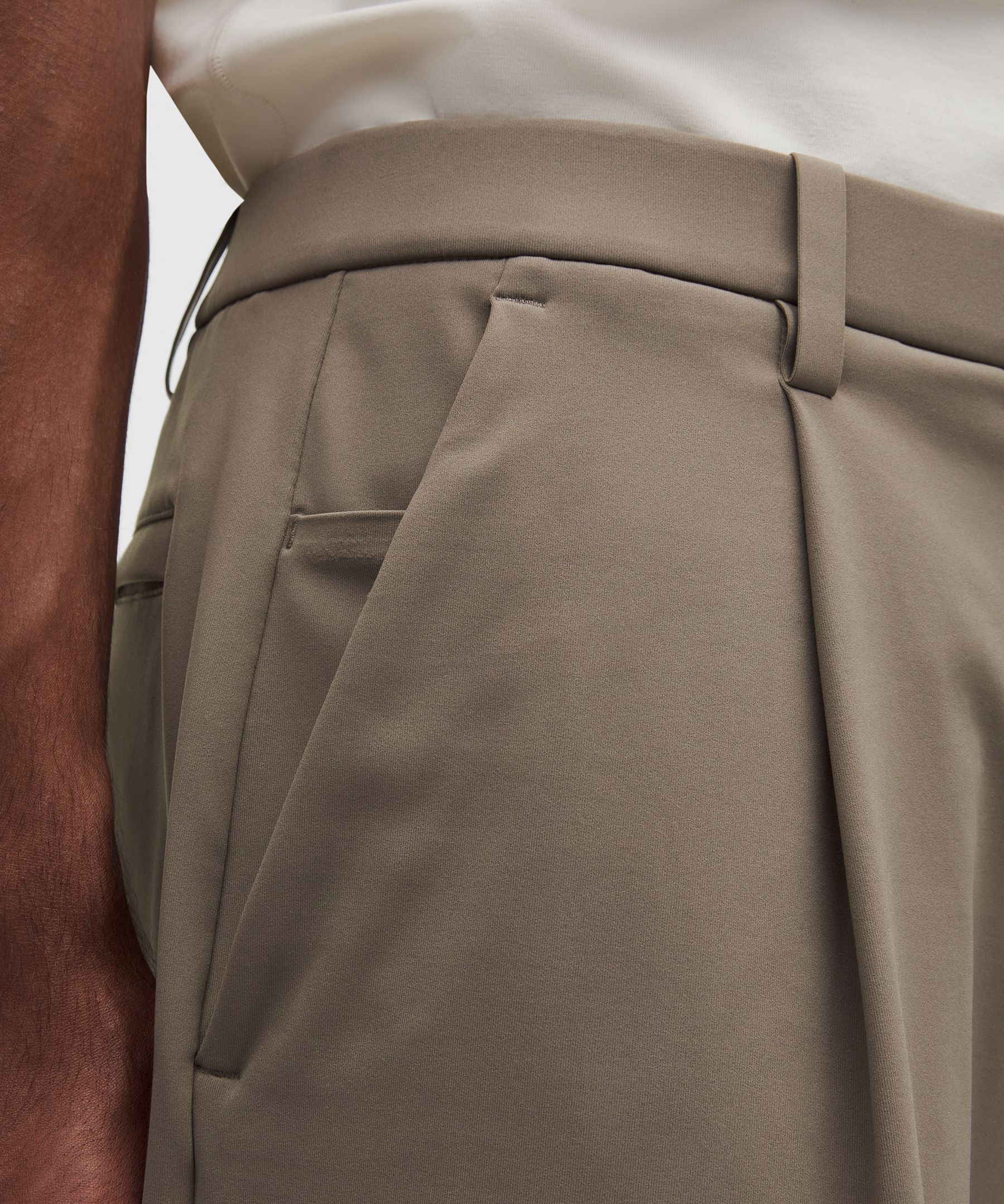 Men's Daydrift Relaxed-Fit Pleated Short 8"