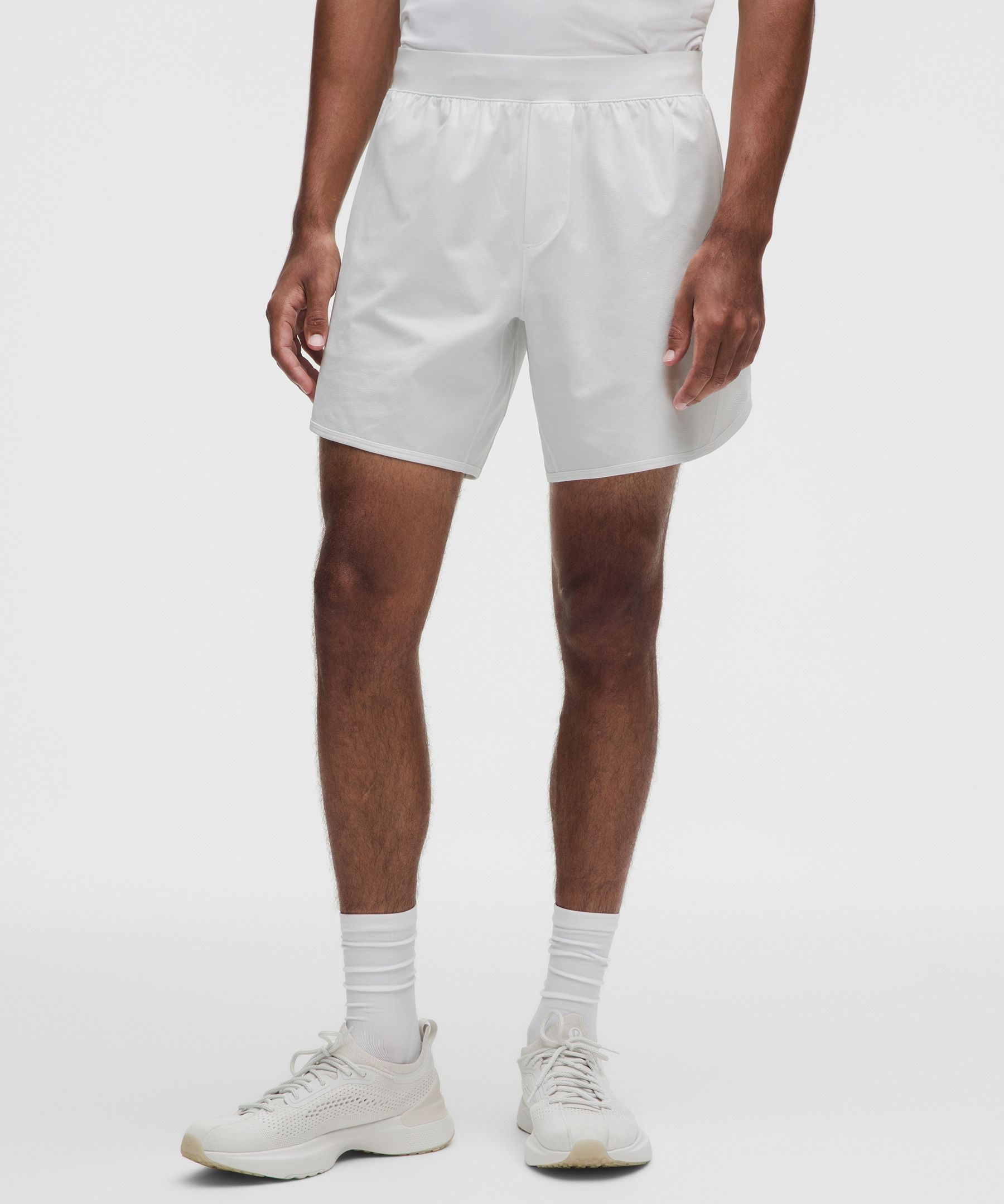 Tennisshorts mit leichten Mesheins&auml;tzen 18 cm