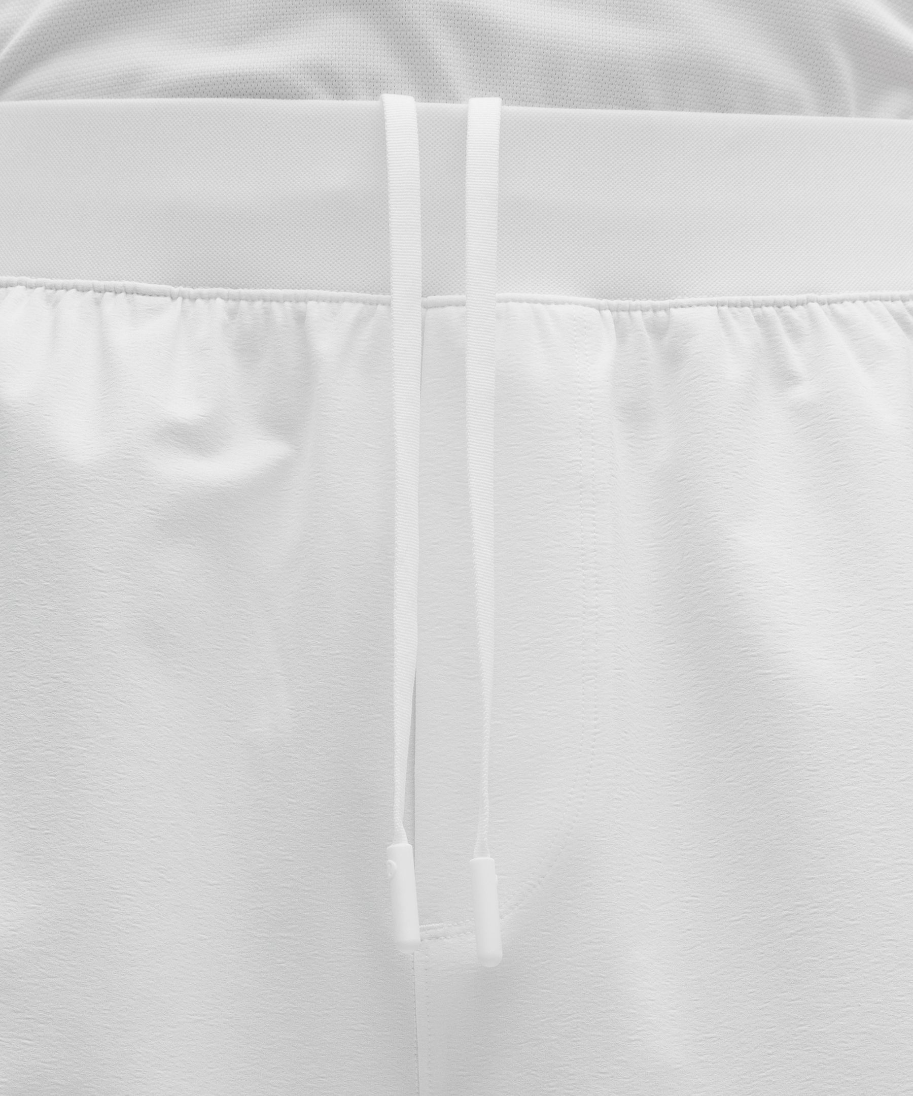 Pantal&oacute;n corto con paneles de malla para tenis, 18&nbsp;cm
