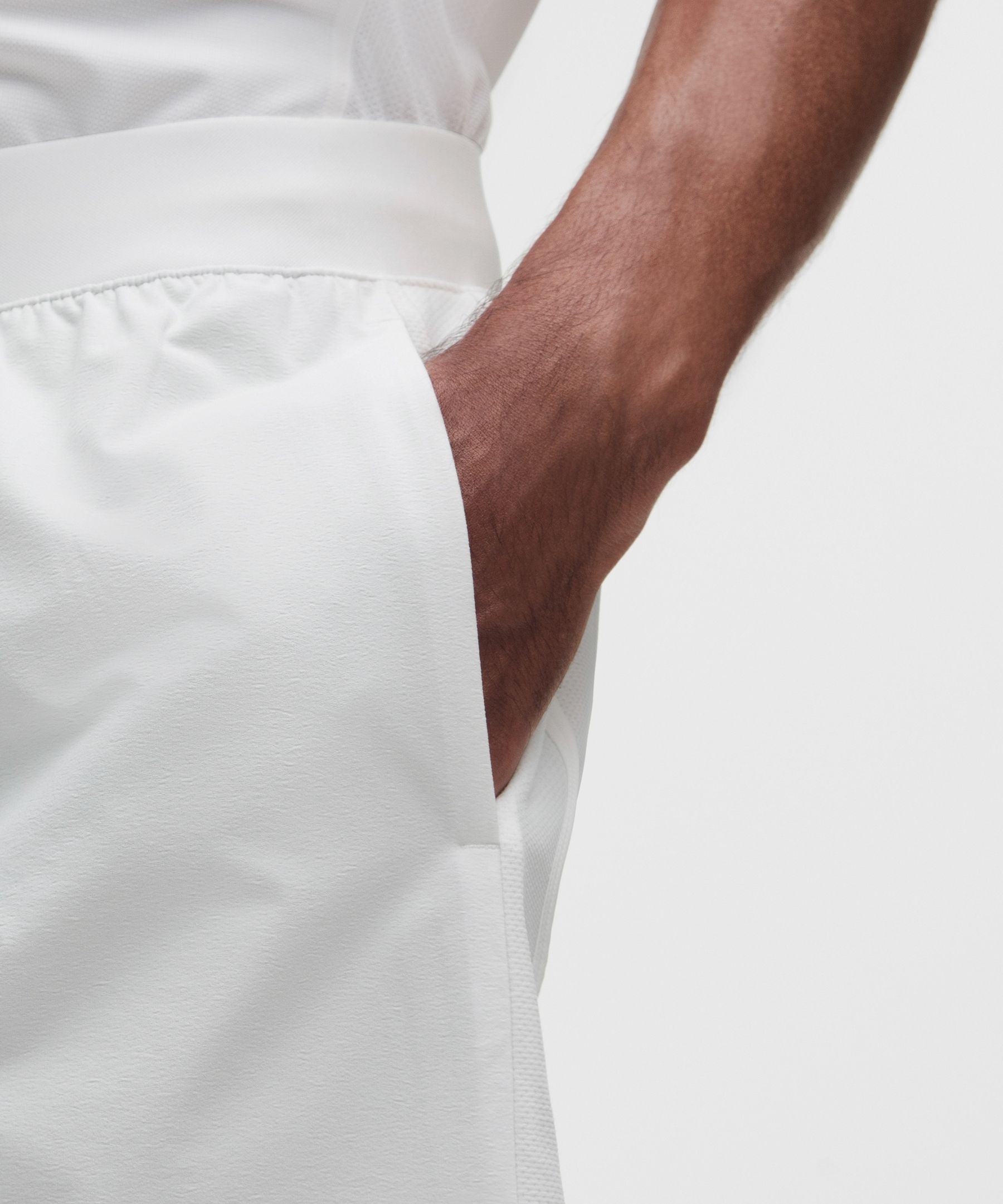 Pantal&oacute;n corto con paneles de malla para tenis, 18&nbsp;cm