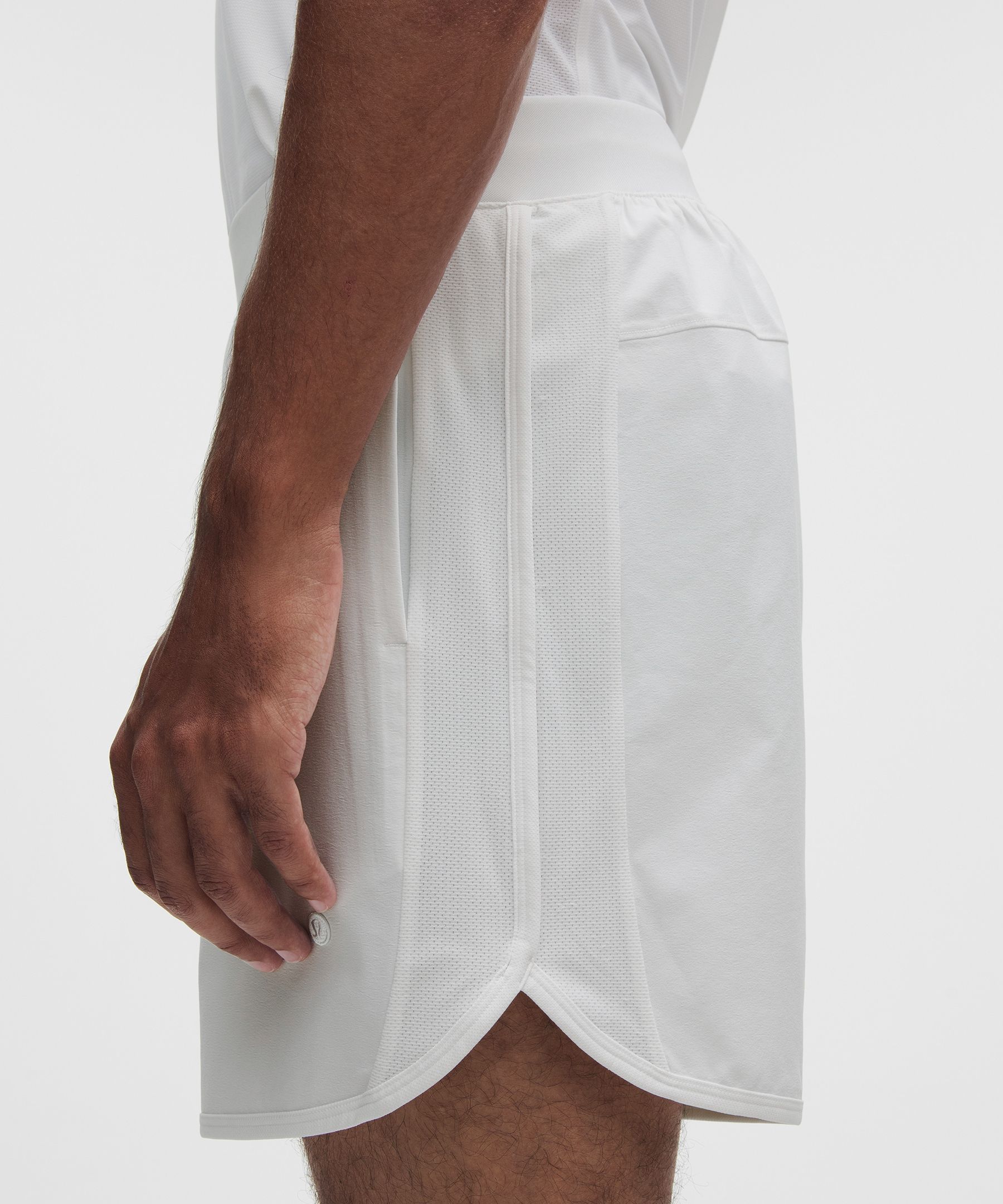 Pantal&oacute;n corto con paneles de malla para tenis, 18&nbsp;cm