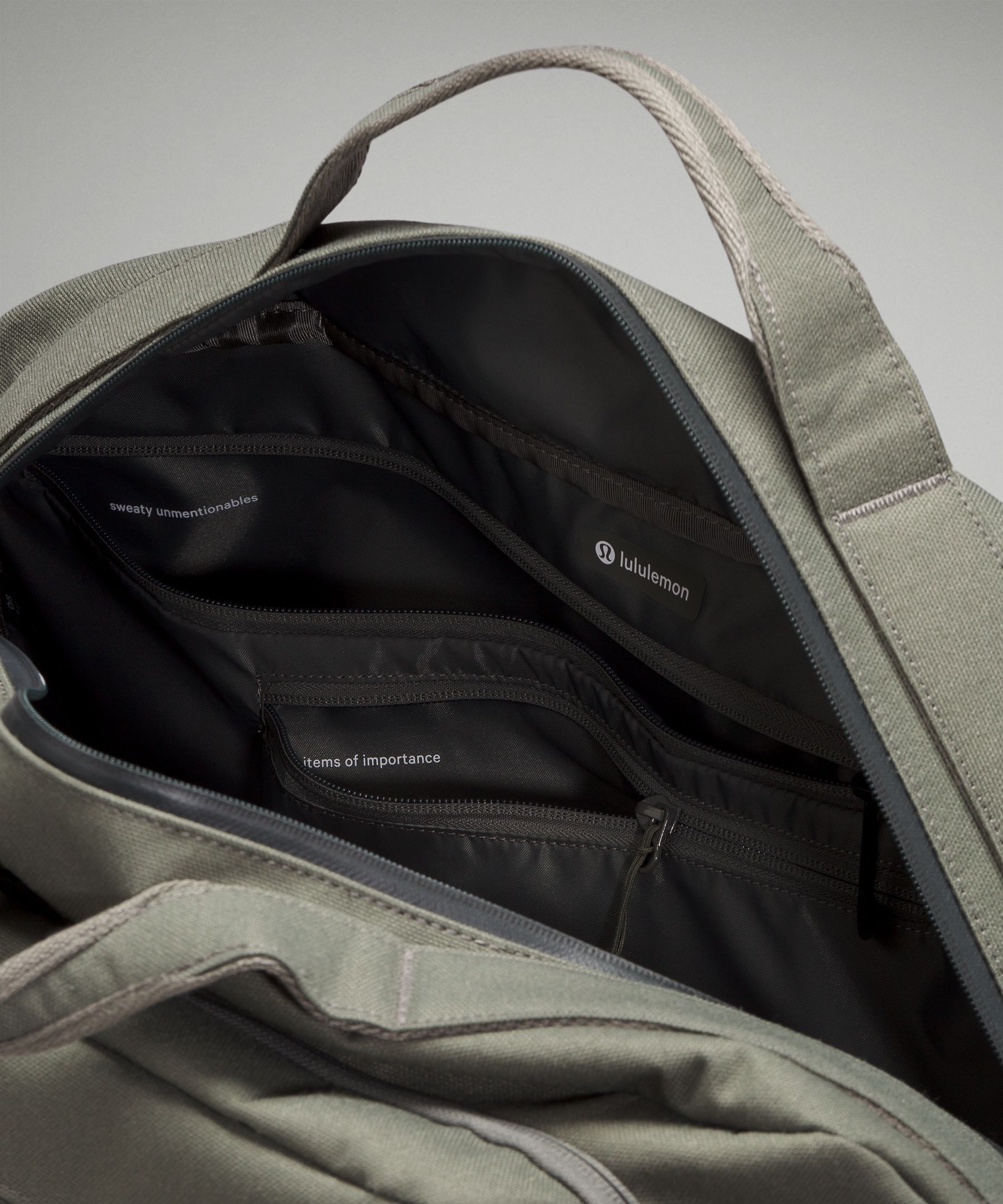 Command the Day Duffle Bag 40L lululemon SG