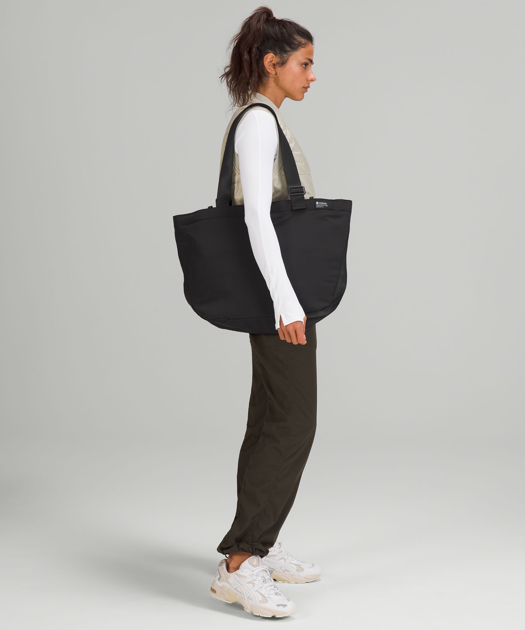 Lululemon black 2025 tote bag